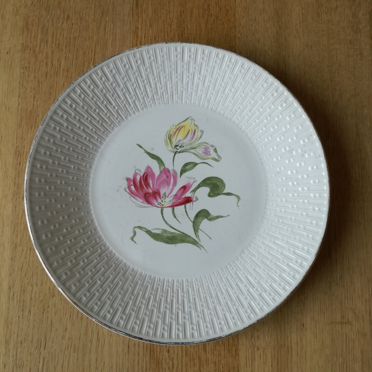 Grand plat rond à fleurs roses et jaunes, K & G Lunéville Badonviller