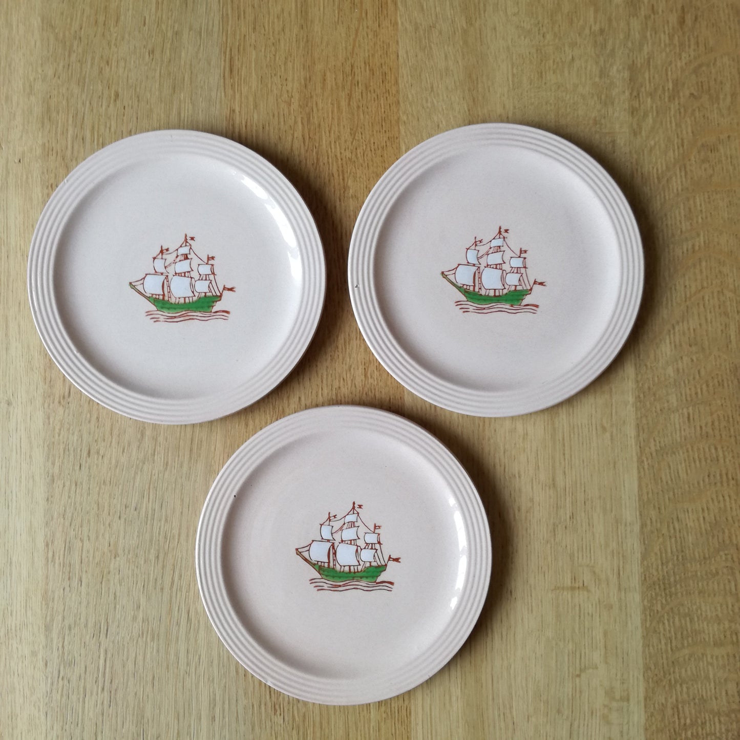3 petites assiettes roses à décor de bateau, Longwy