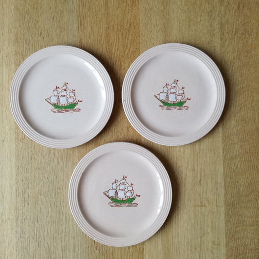 3 petites assiettes roses à décor de bateau, Longwy
