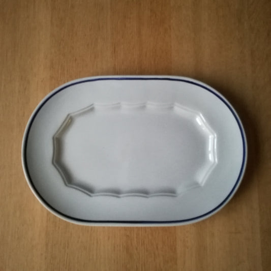 Grand plat bleu pâle et liseré bleu foncé, HBCM