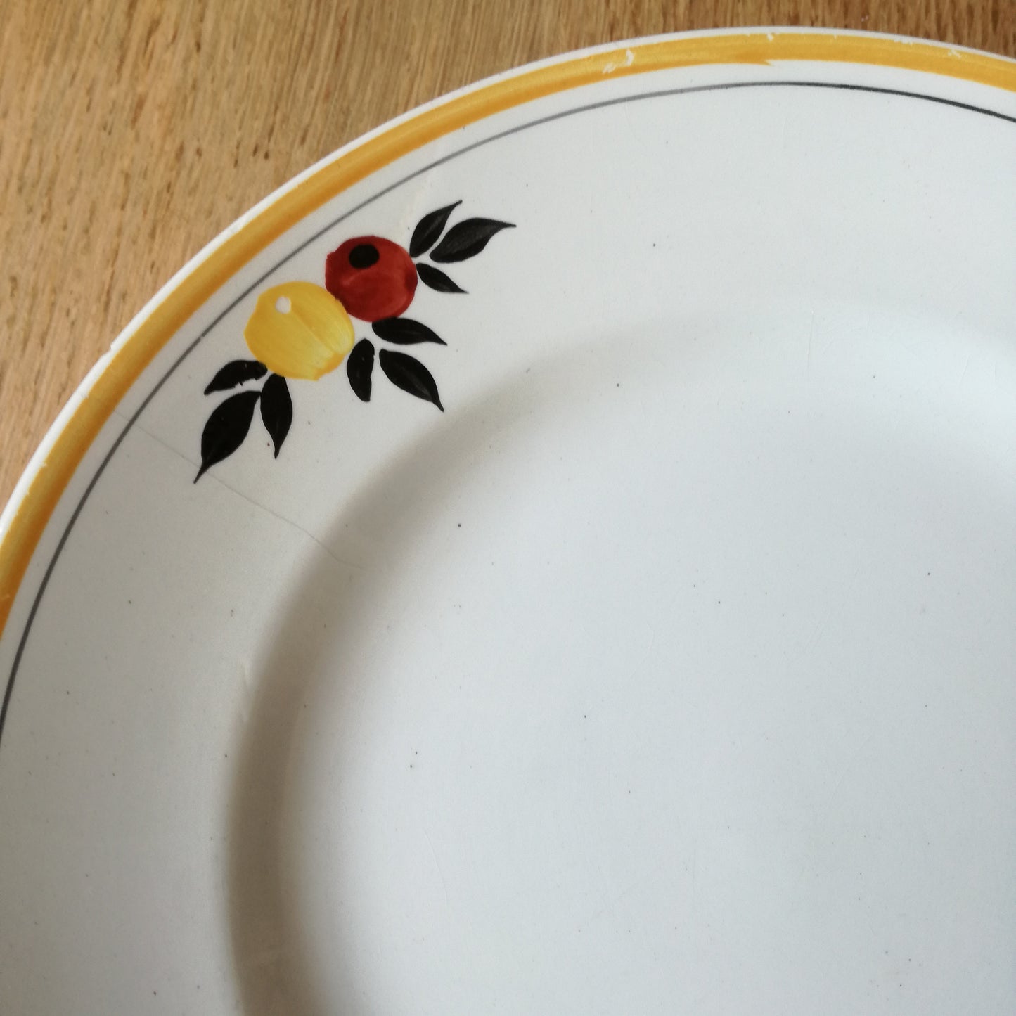 Plat sur pied à décor de pommes, Moulin des Loups & Hamage Nord
