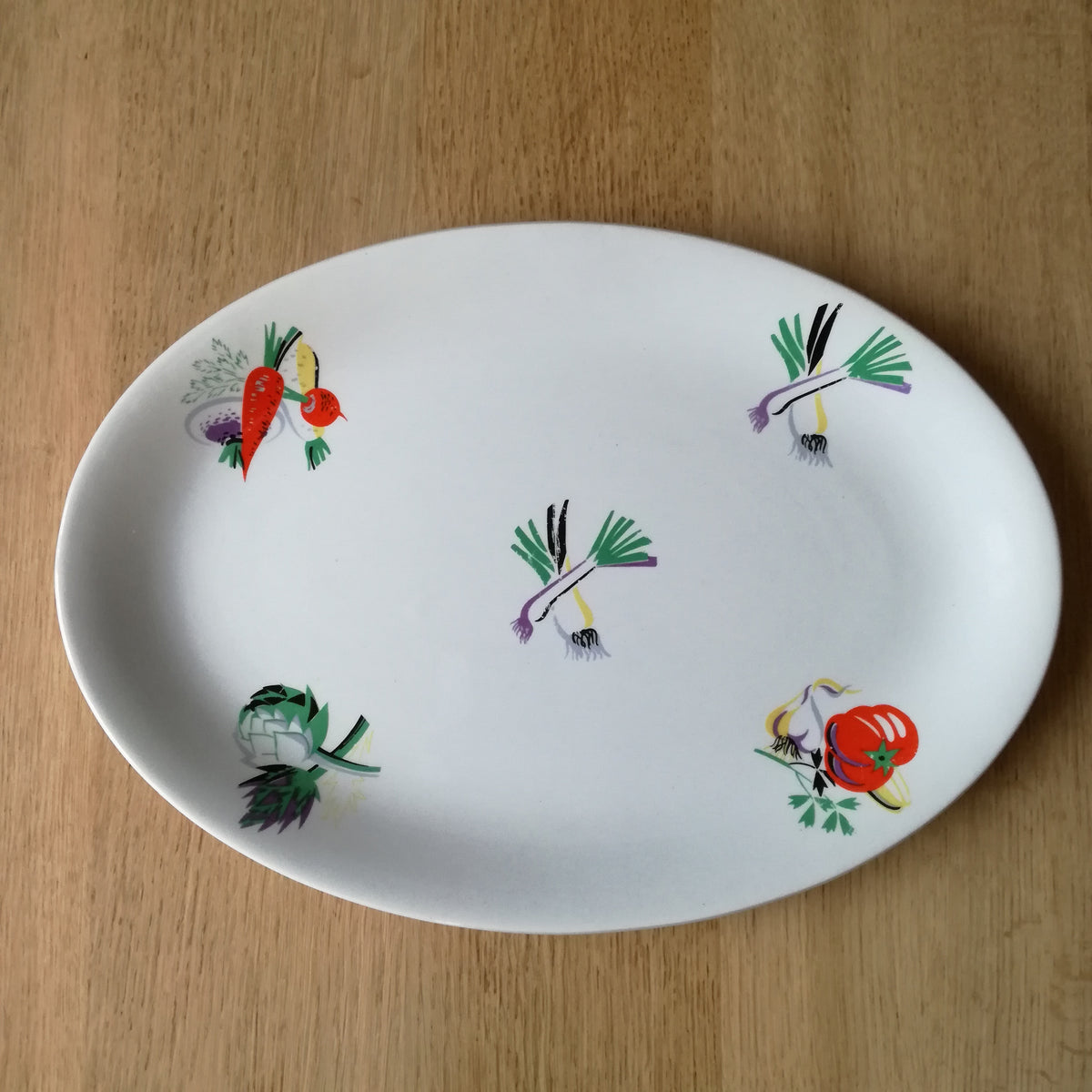 Grand plat ovale à décor de légumes, K & G Lunéville Badonviller