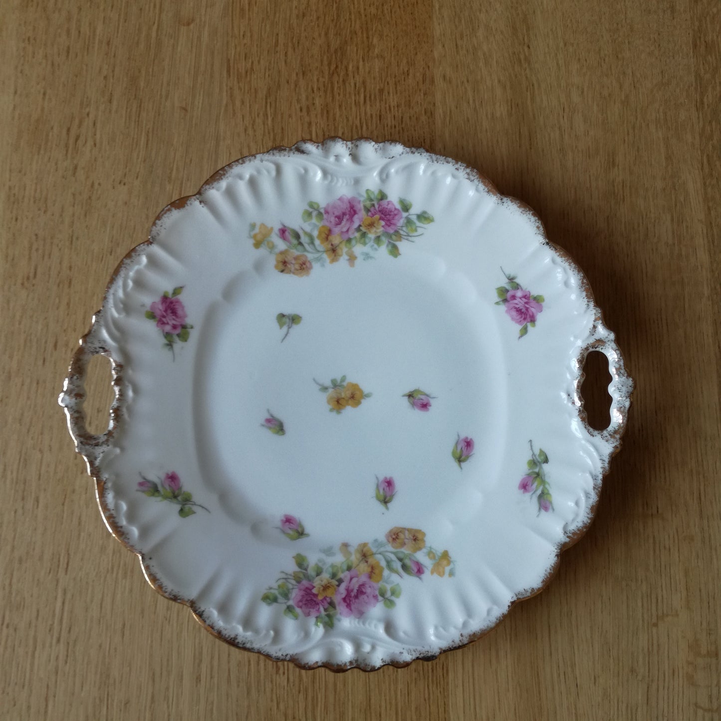 Plat à gâteau à motif floral, Aux Lions de Faïence
