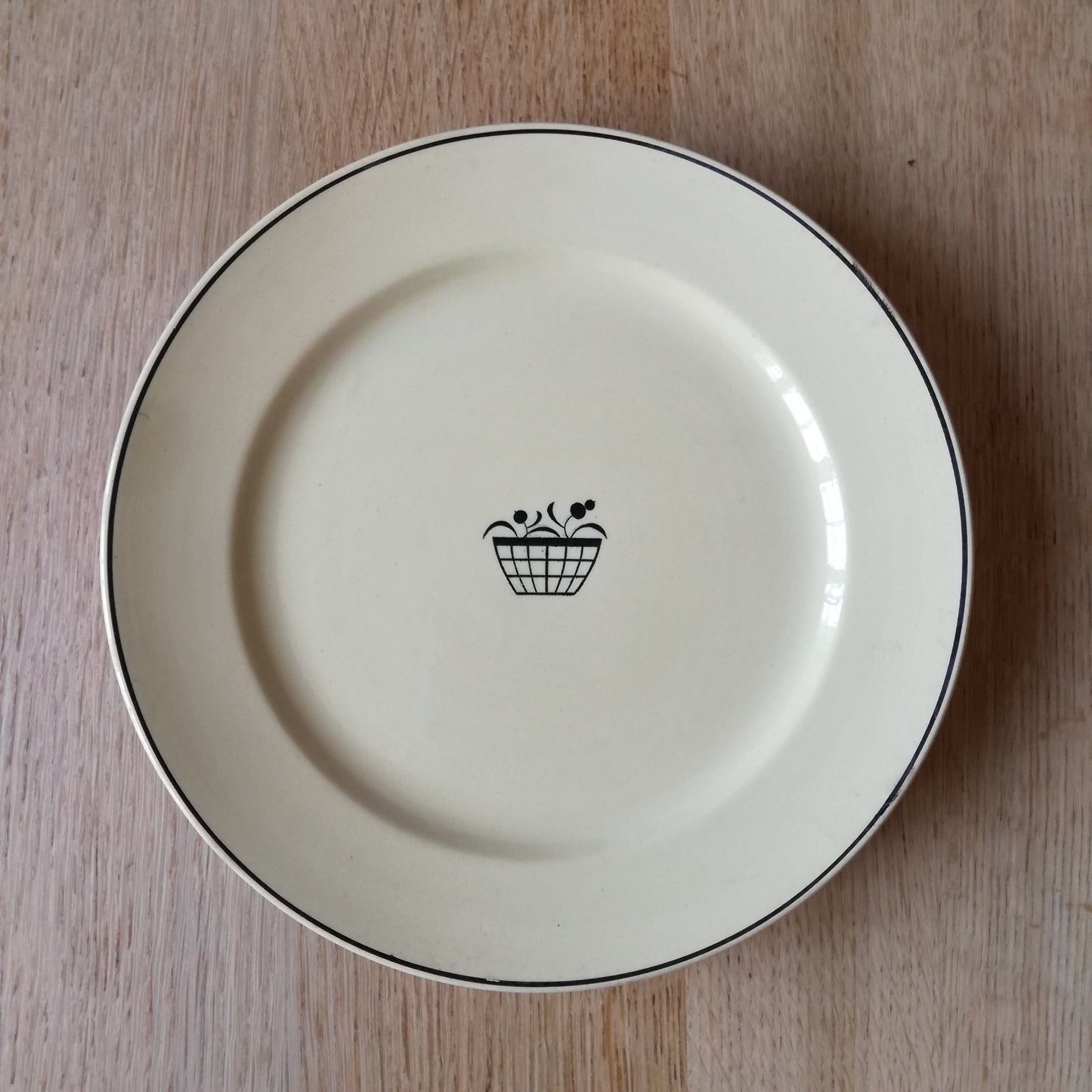 Plat sur pied beige à décor de panier, Sarreguemines