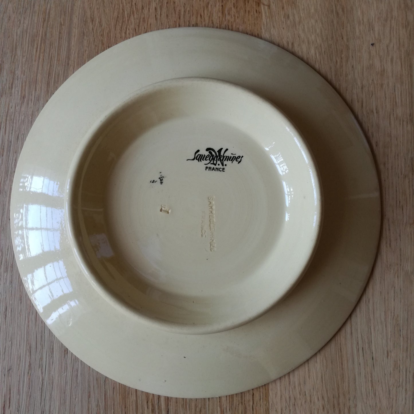 Plat sur pied beige à décor de panier, Sarreguemines