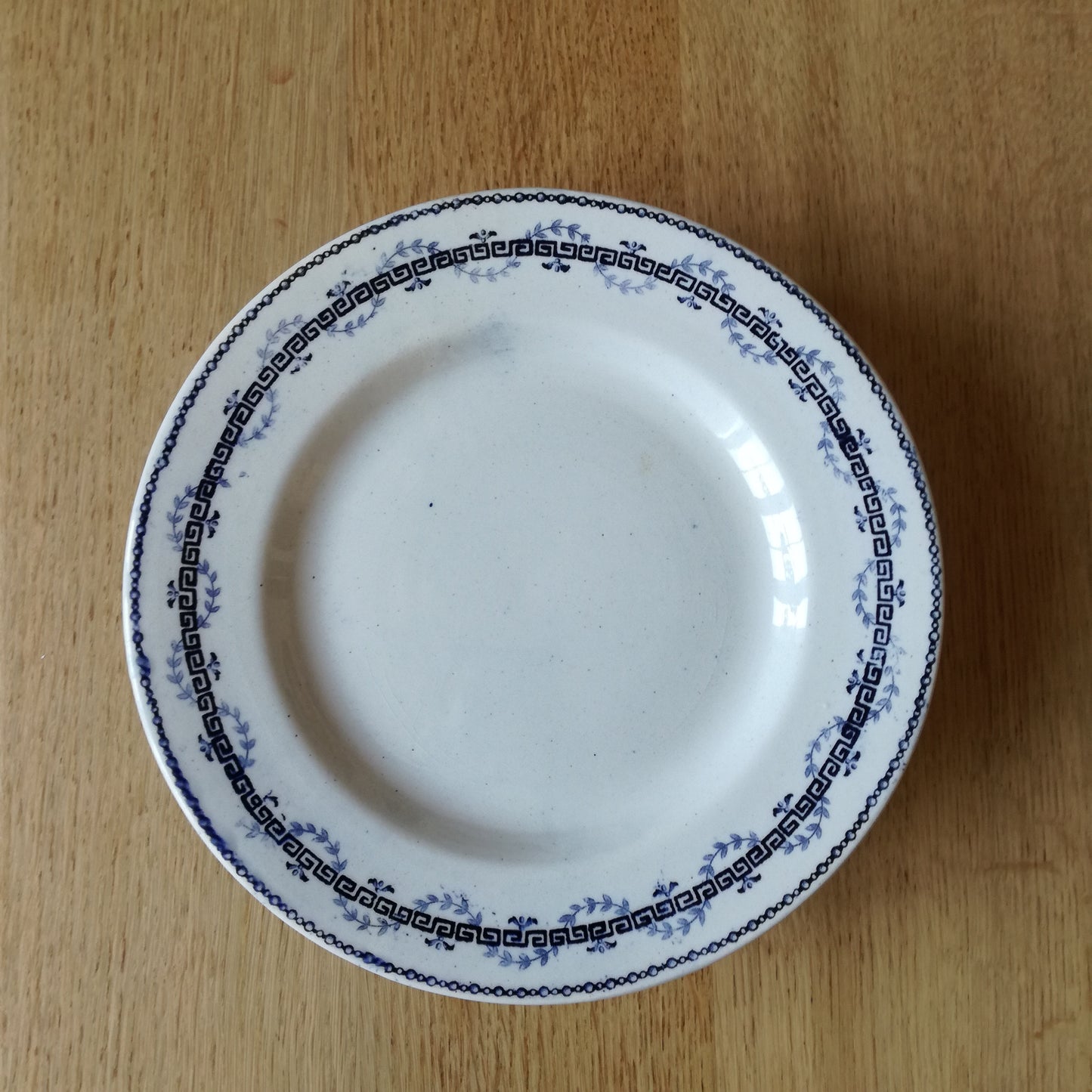 Plat sur pied, modèle Austerlitz, Gien