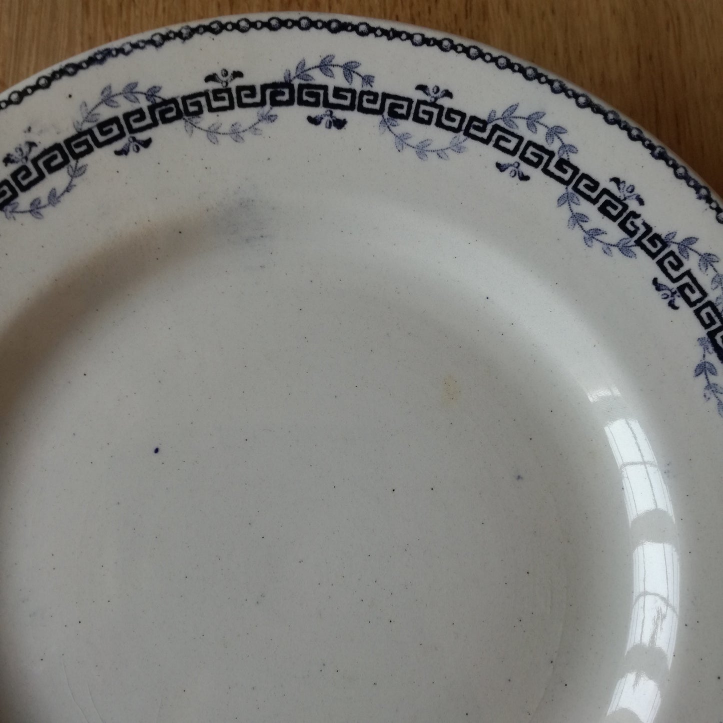 Plat sur pied, modèle Austerlitz, Gien
