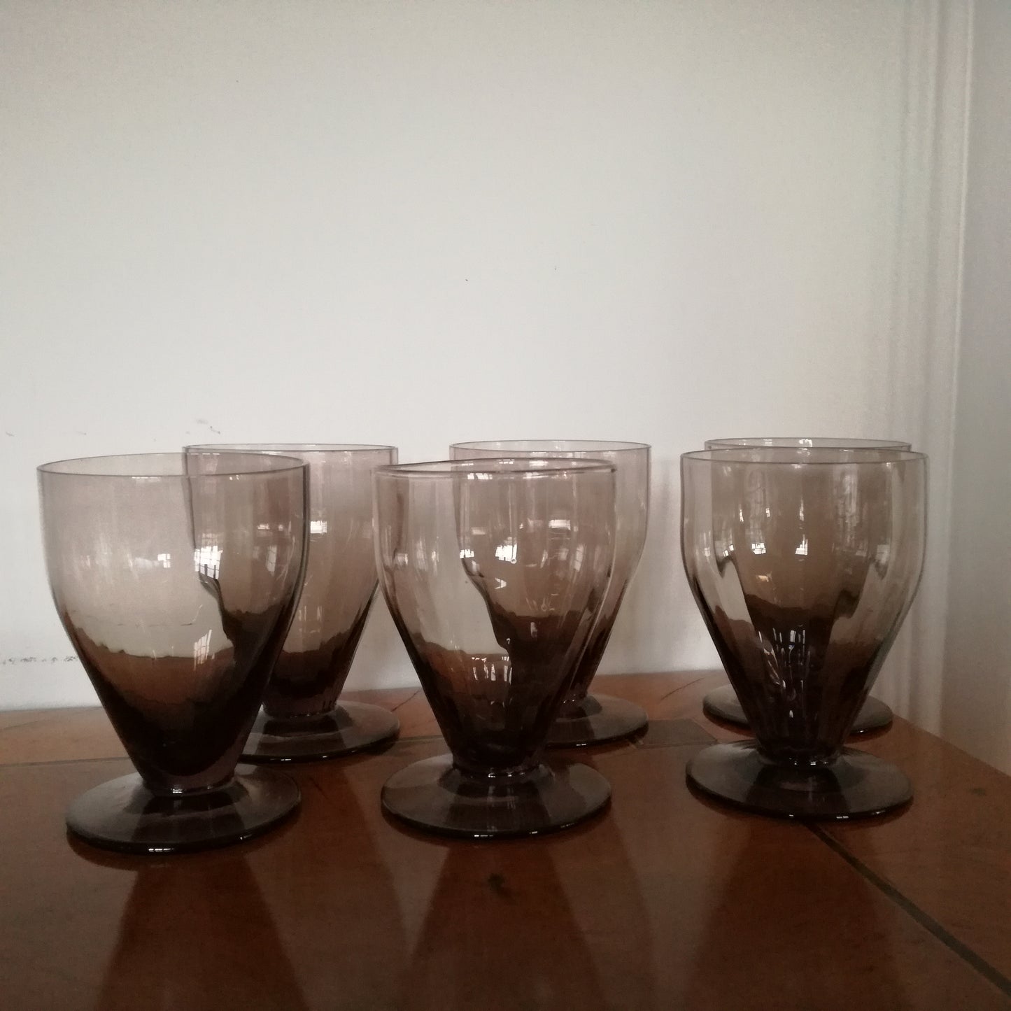 6 verres à vin à pied noirs, triangulaires & biseautés