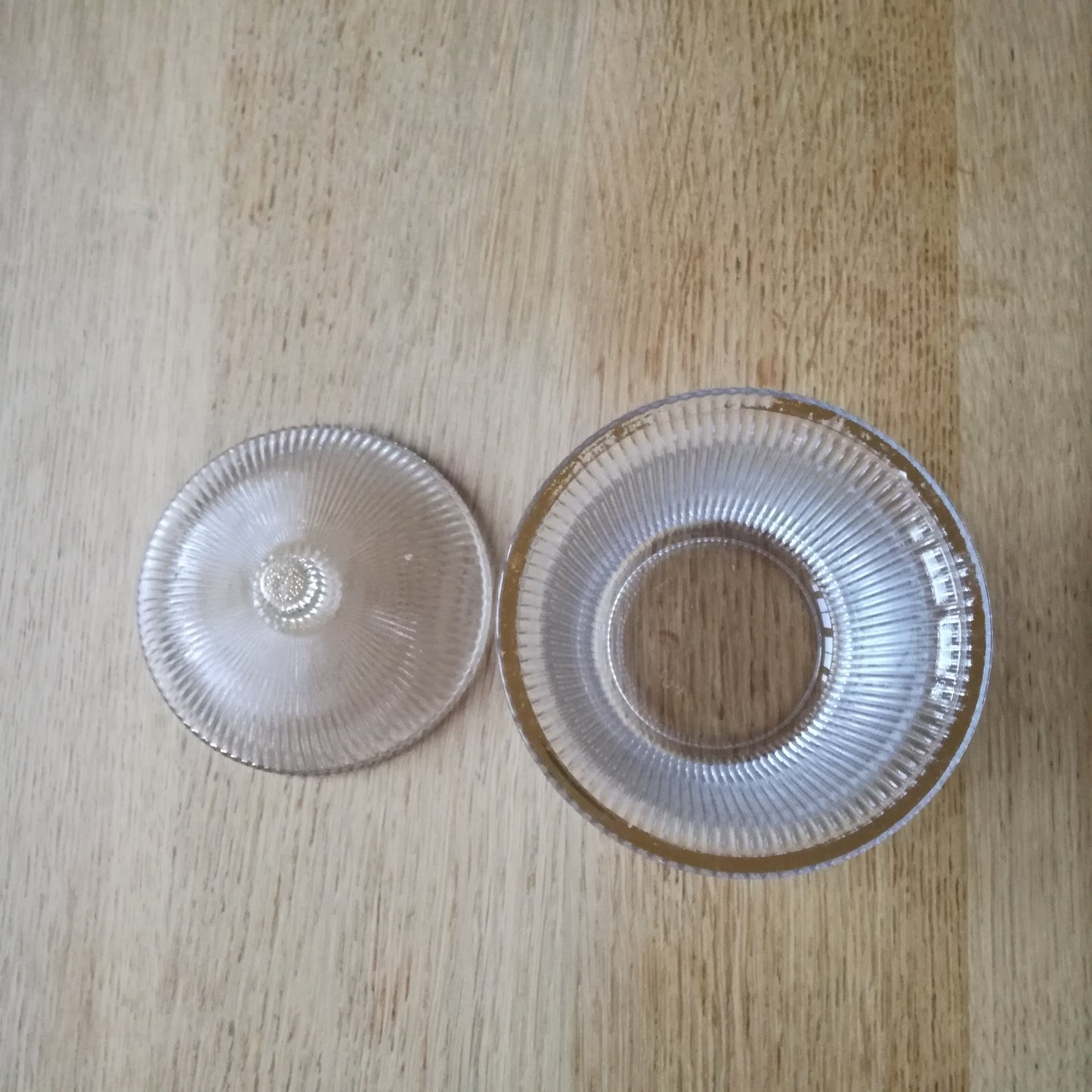 Bonbonnière à dorure en verre strié