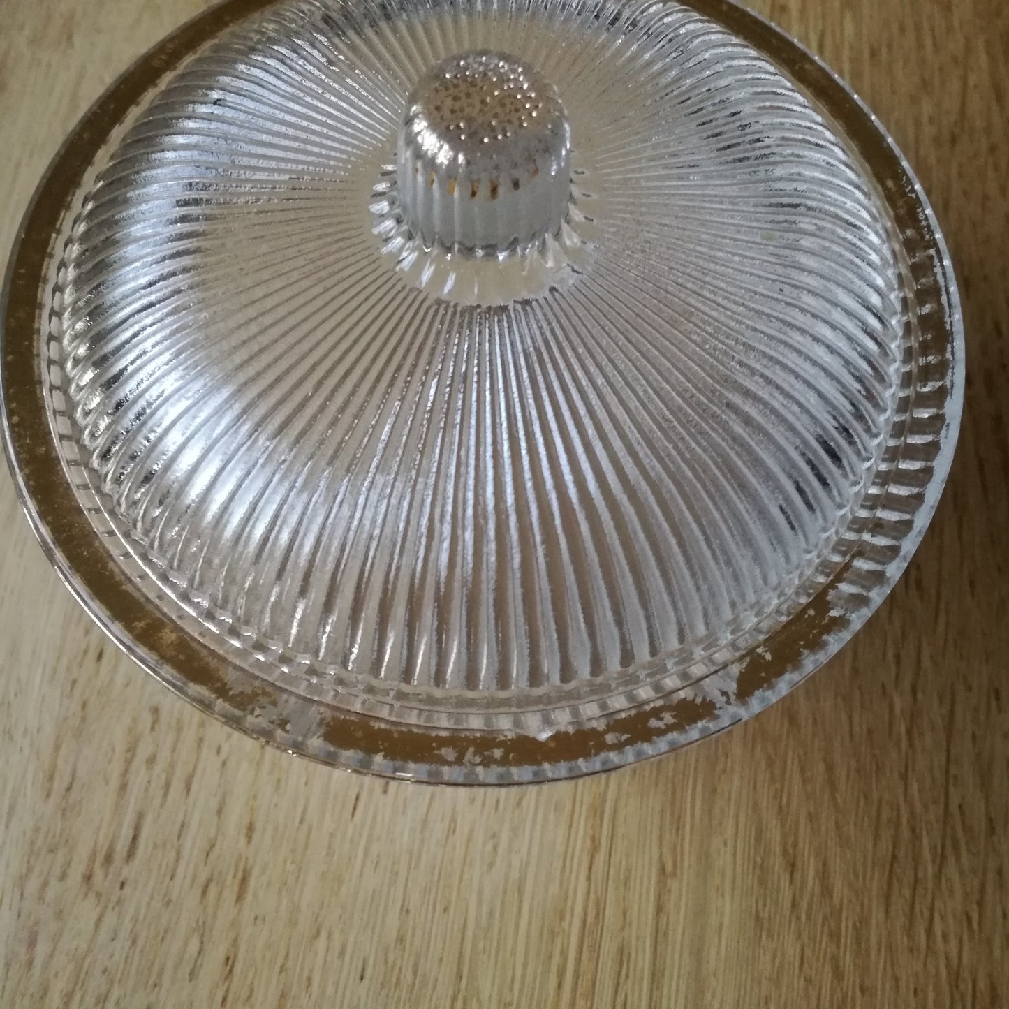 Bonbonnière à dorure en verre strié