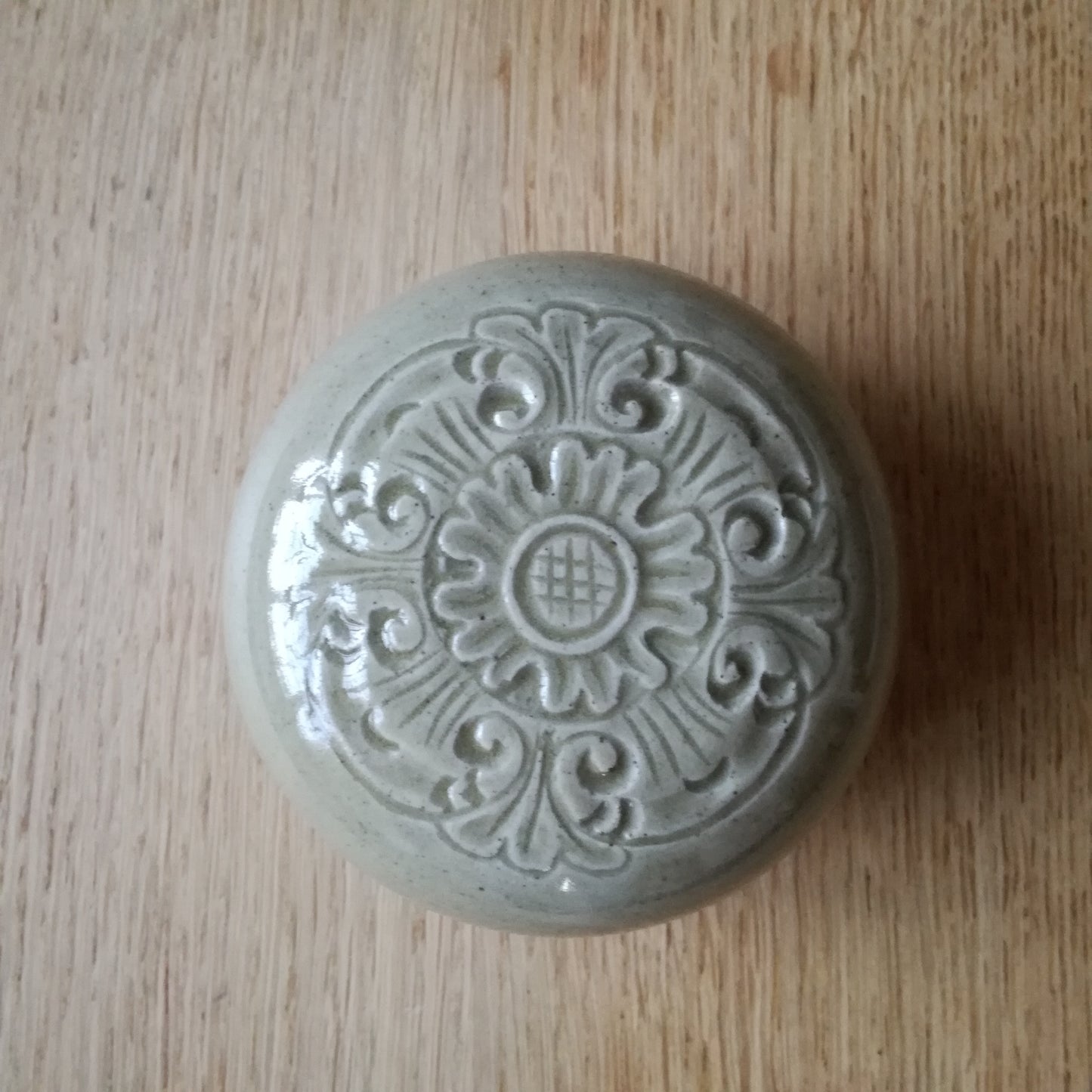 Petite boîte en céramique verte, Pejaten, Bali