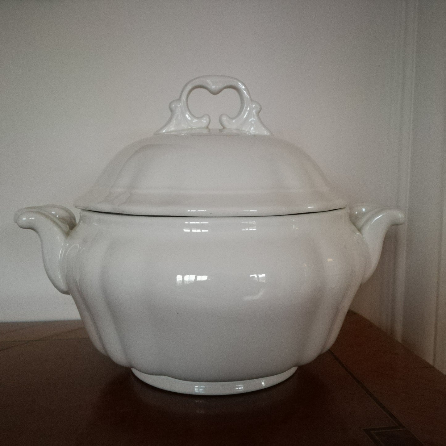 Grande soupière blanche de forme corolle