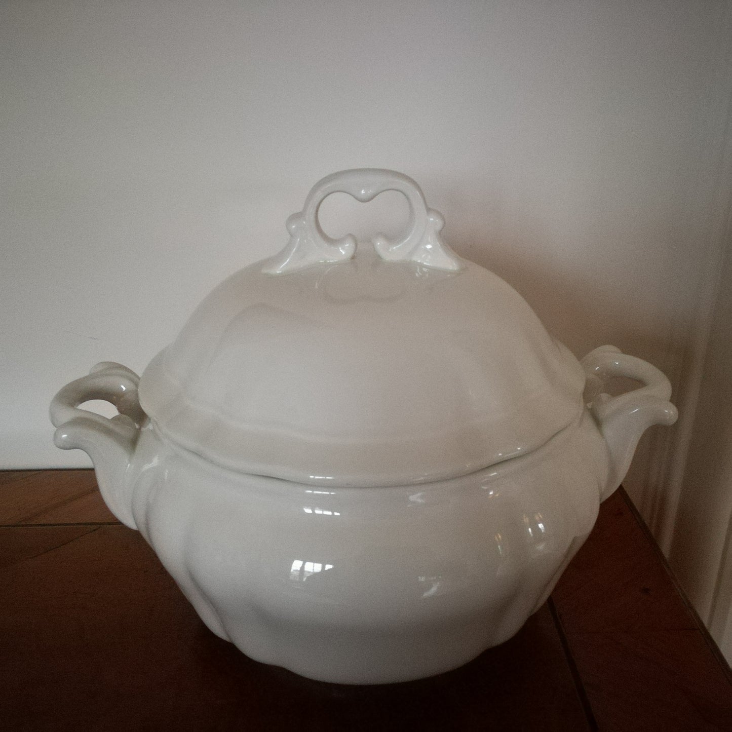 Grande soupière blanche de forme corolle
