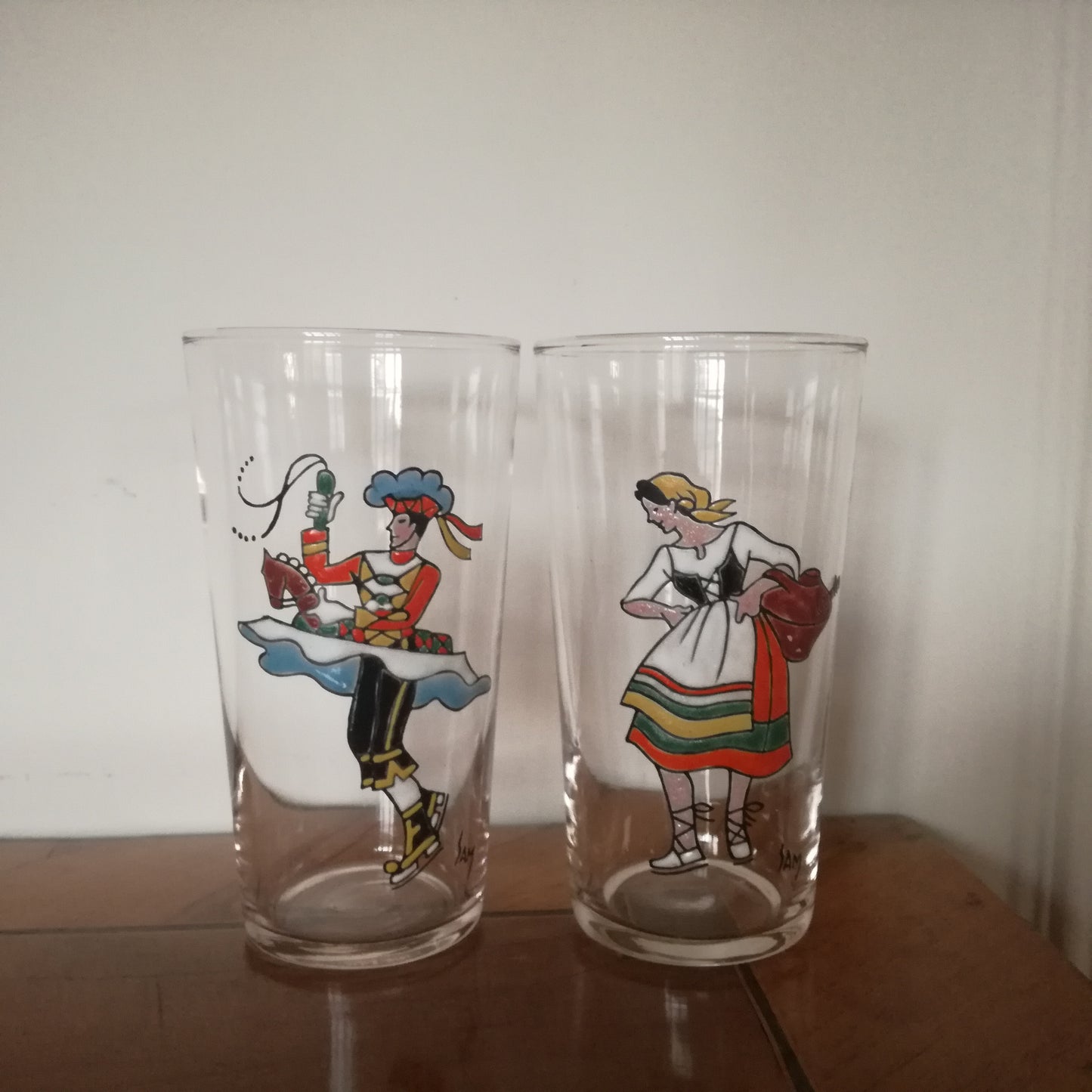 2 grands verres à décor de personnages en relief, signés Sam