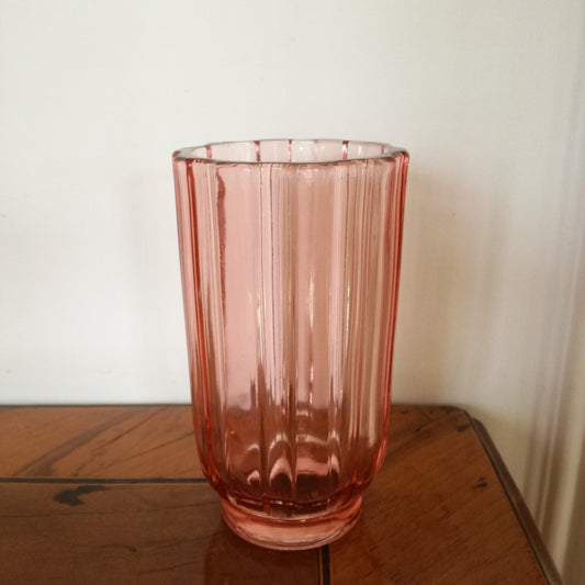 Vase en verre rose