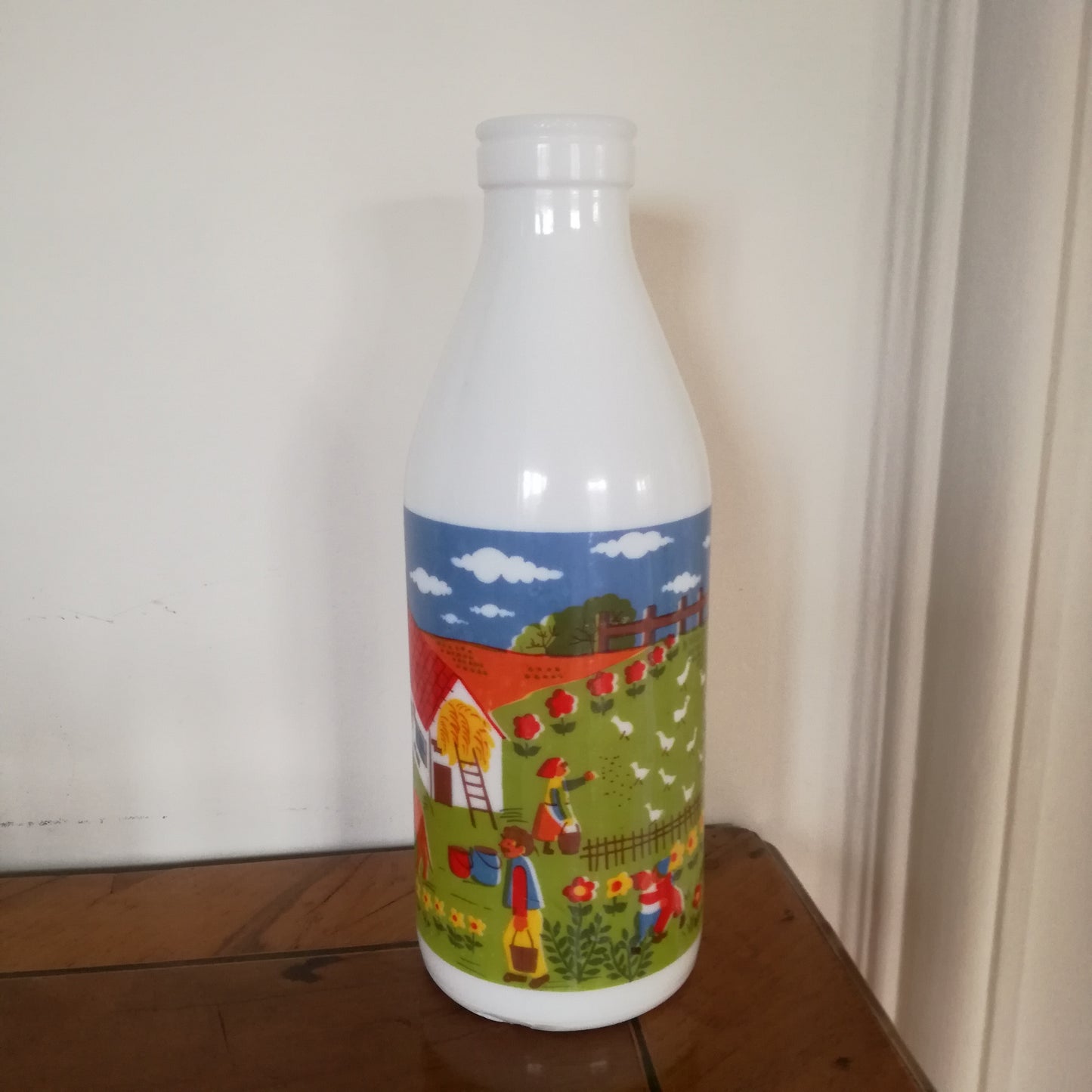 Bouteille en opale à décor champêtre, la vie à la ferme