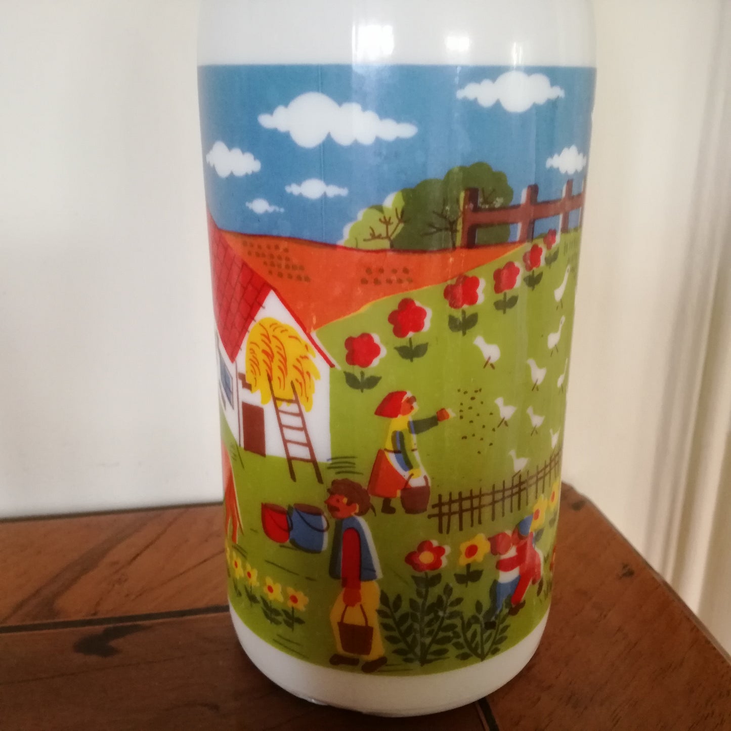 Bouteille en opale à décor champêtre, la vie à la ferme