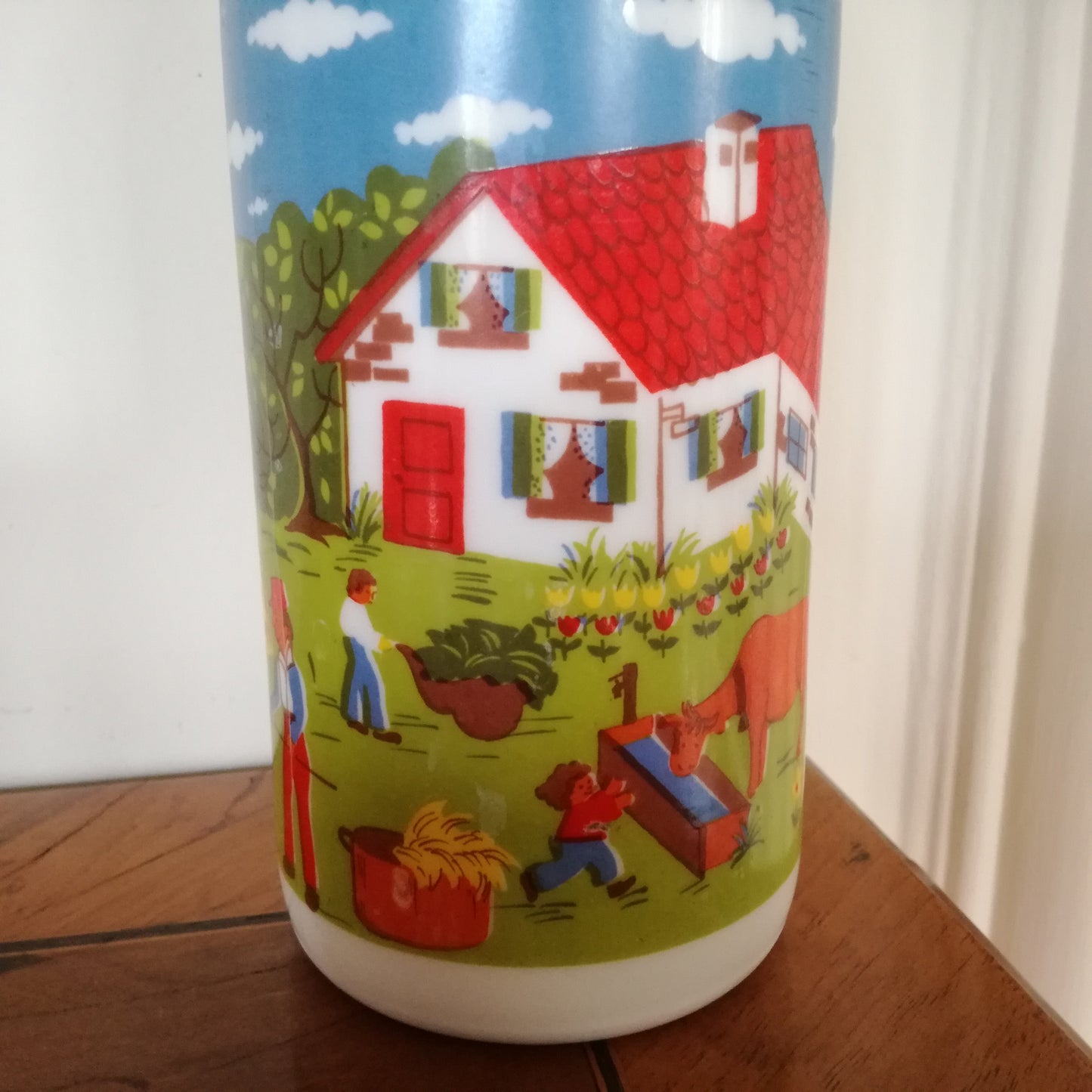 Bouteille en opale à décor champêtre, la vie à la ferme