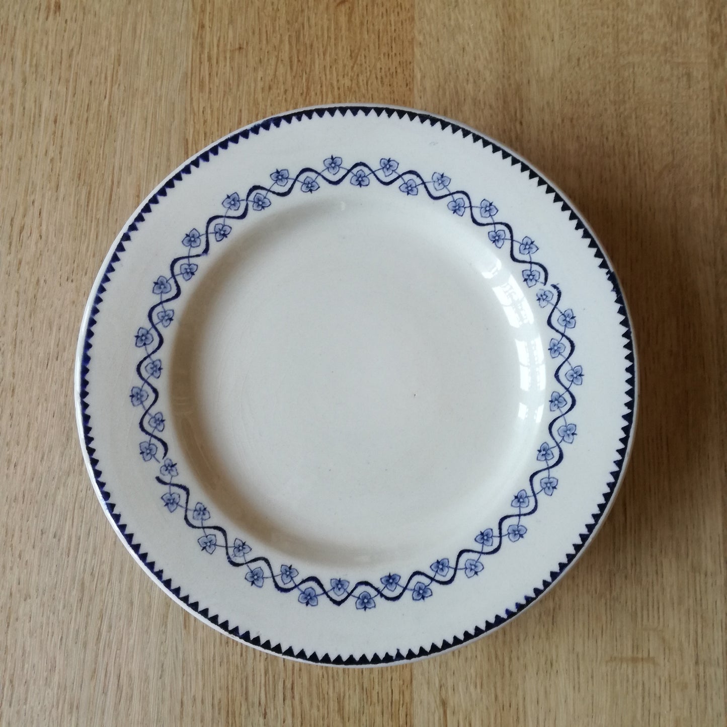 Plat sur pied, modèle "Éphémère", Gien