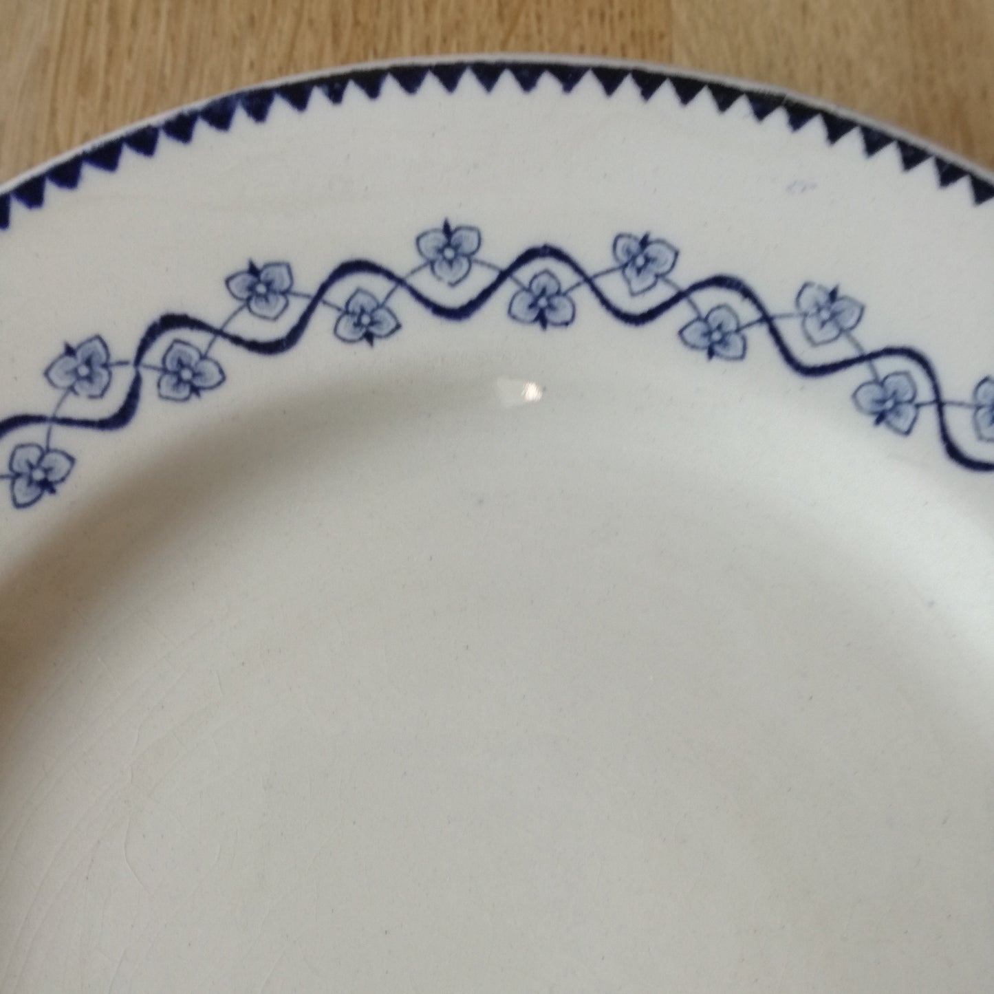 Plat sur pied, modèle "Éphémère", Gien