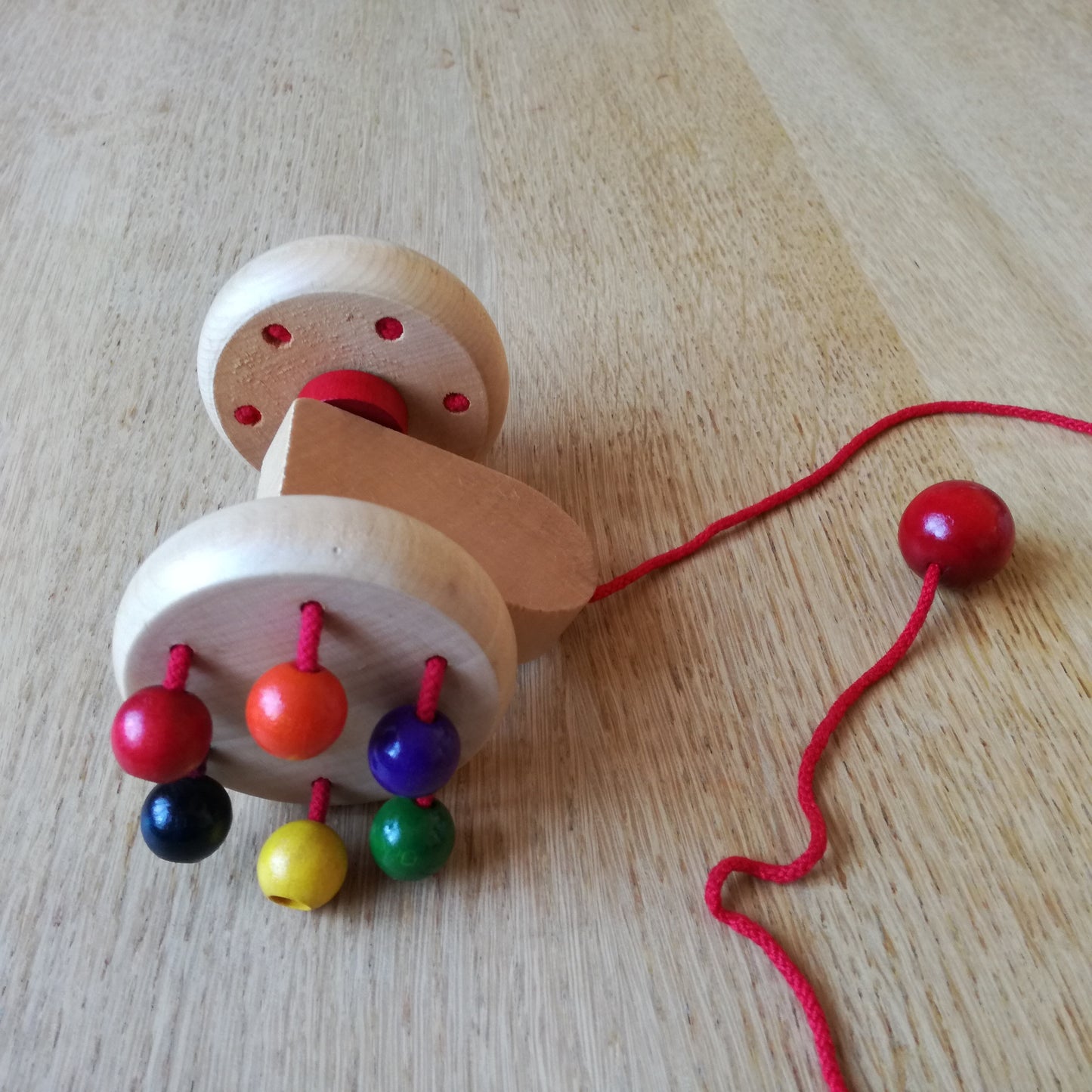 Chariot à tirer en bois et ses breloques