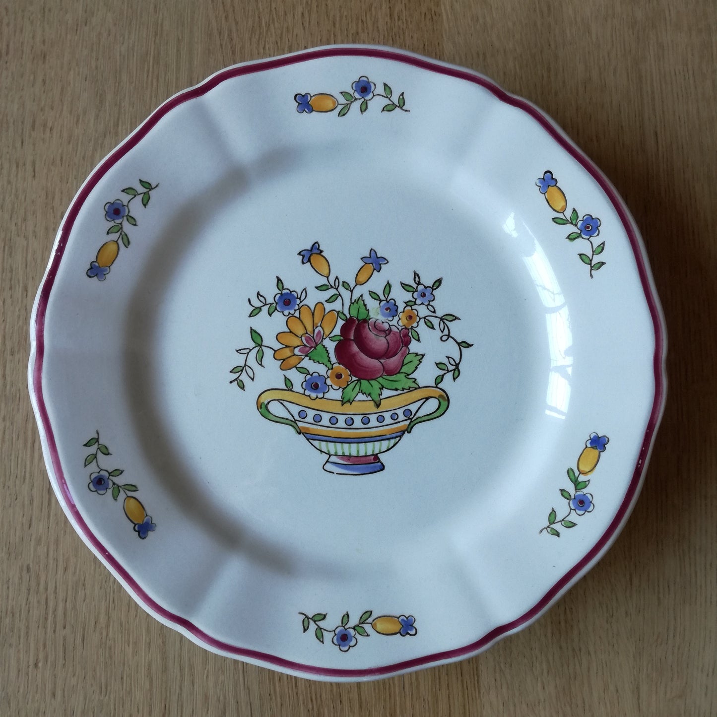 Plat sur pied, modèle "Luxembourg", Gien