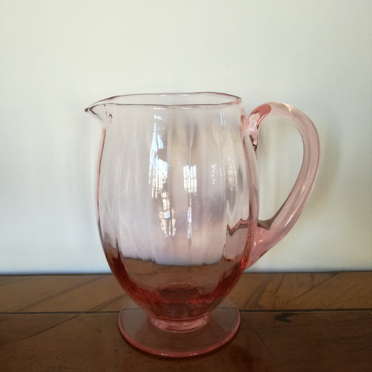 Carafe à pied en verre rose