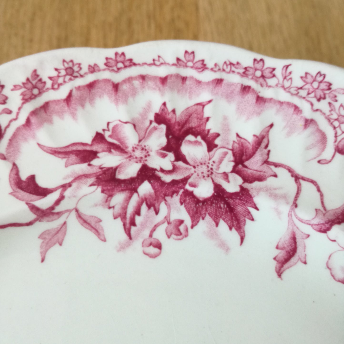 Plat sur pied à décor de frise d'anémones rose