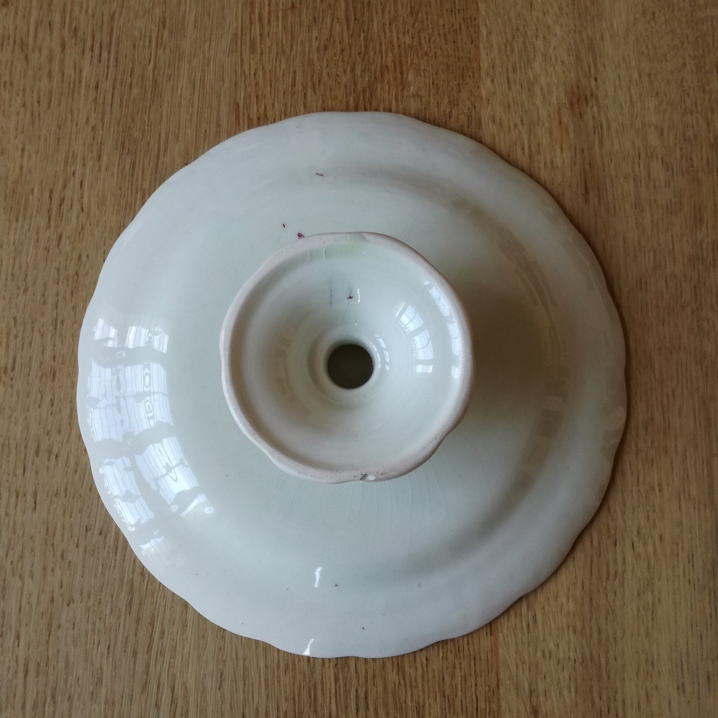 Plat sur pied à décor de frise d'anémones rose