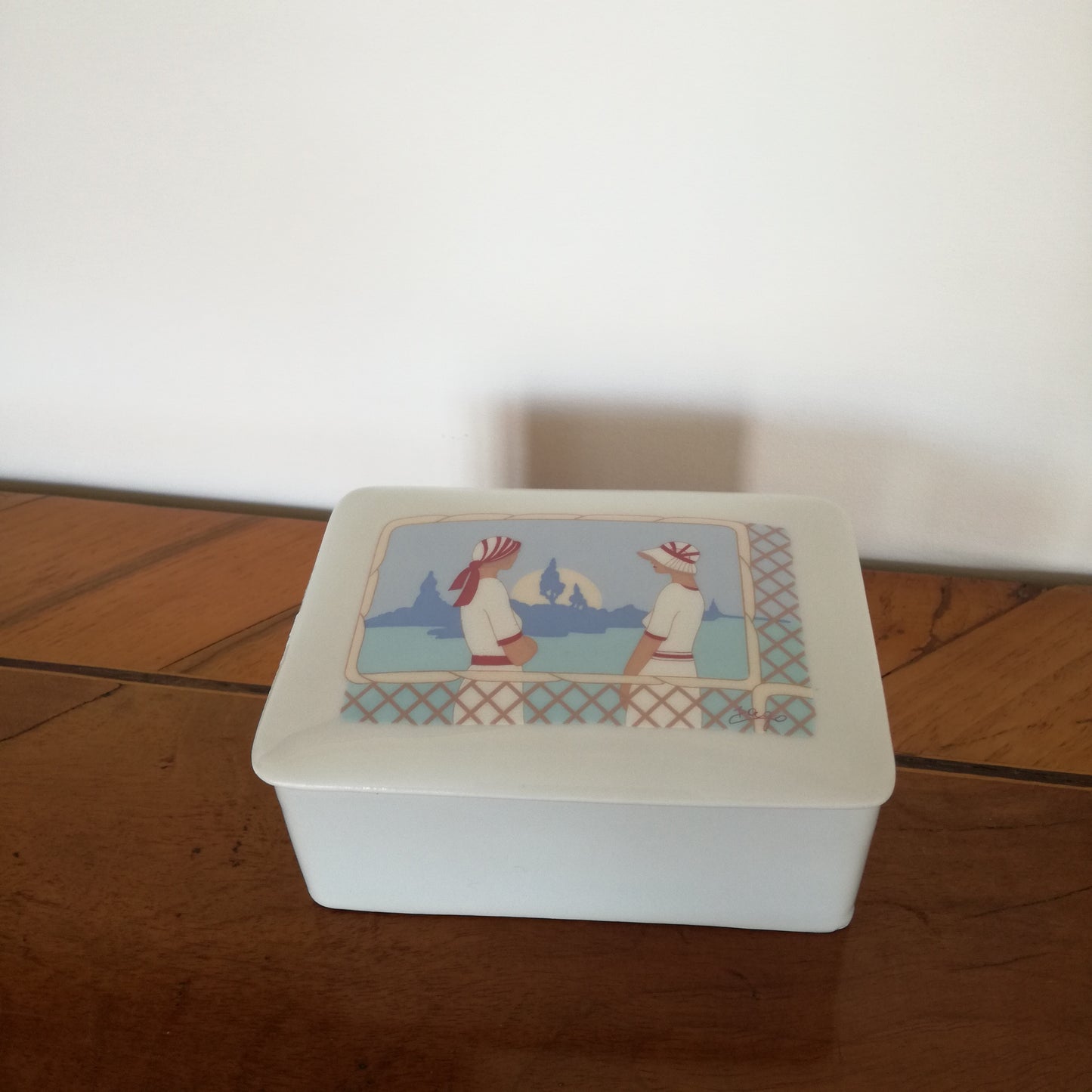 Boîte en porcelaine à décor de femmes des années 30, Porcelaine française