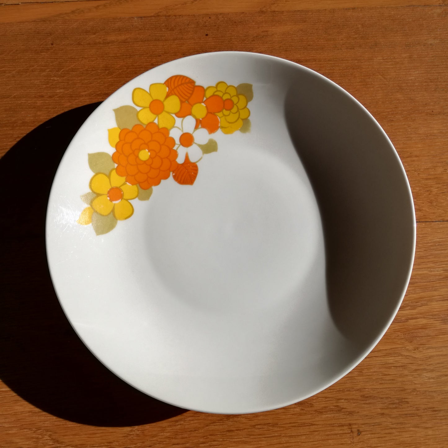 Plat creux à fleurs orange et jaunes esprit années 70, Seltmann