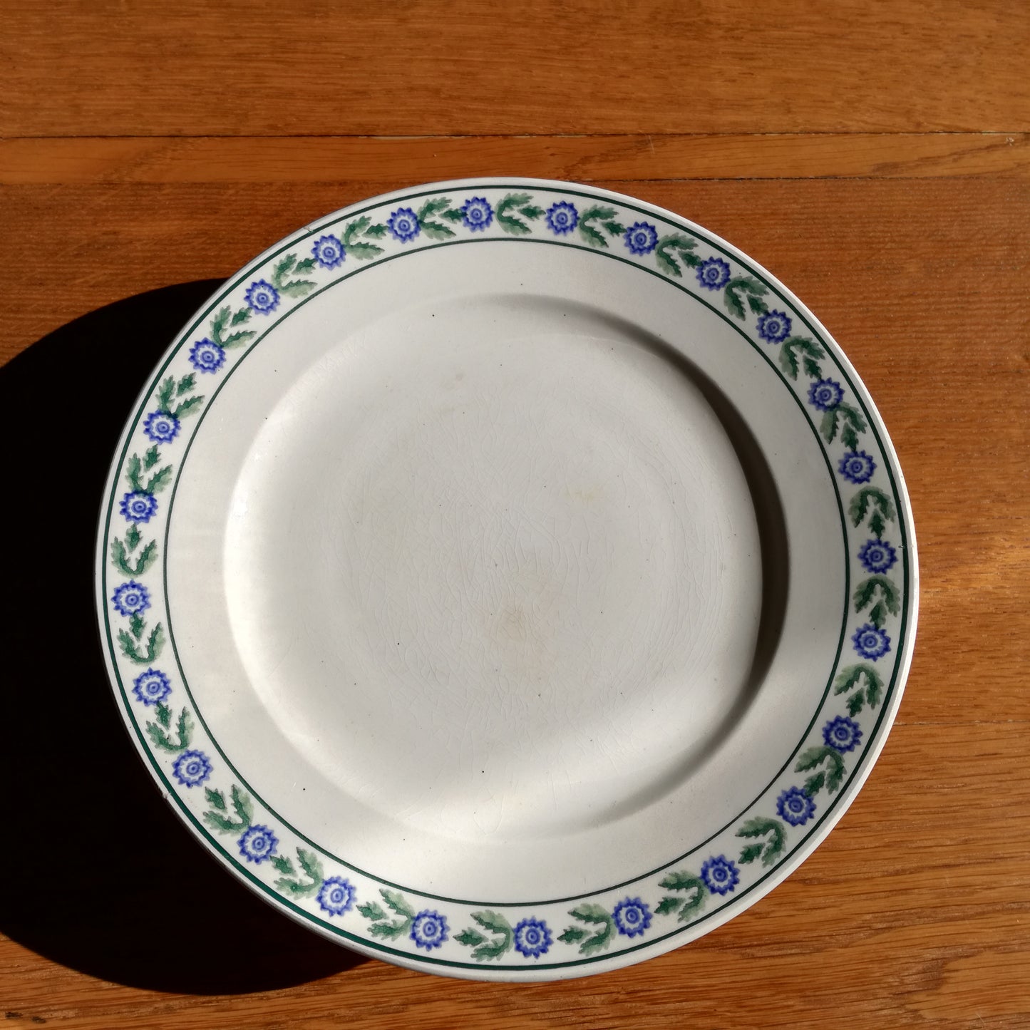 Plat sur pied à frise de fleurs bleues