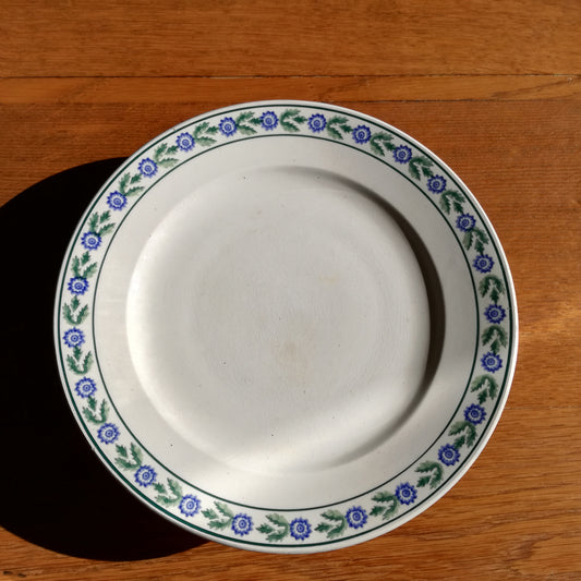 Plat sur pied à frise de fleurs bleues