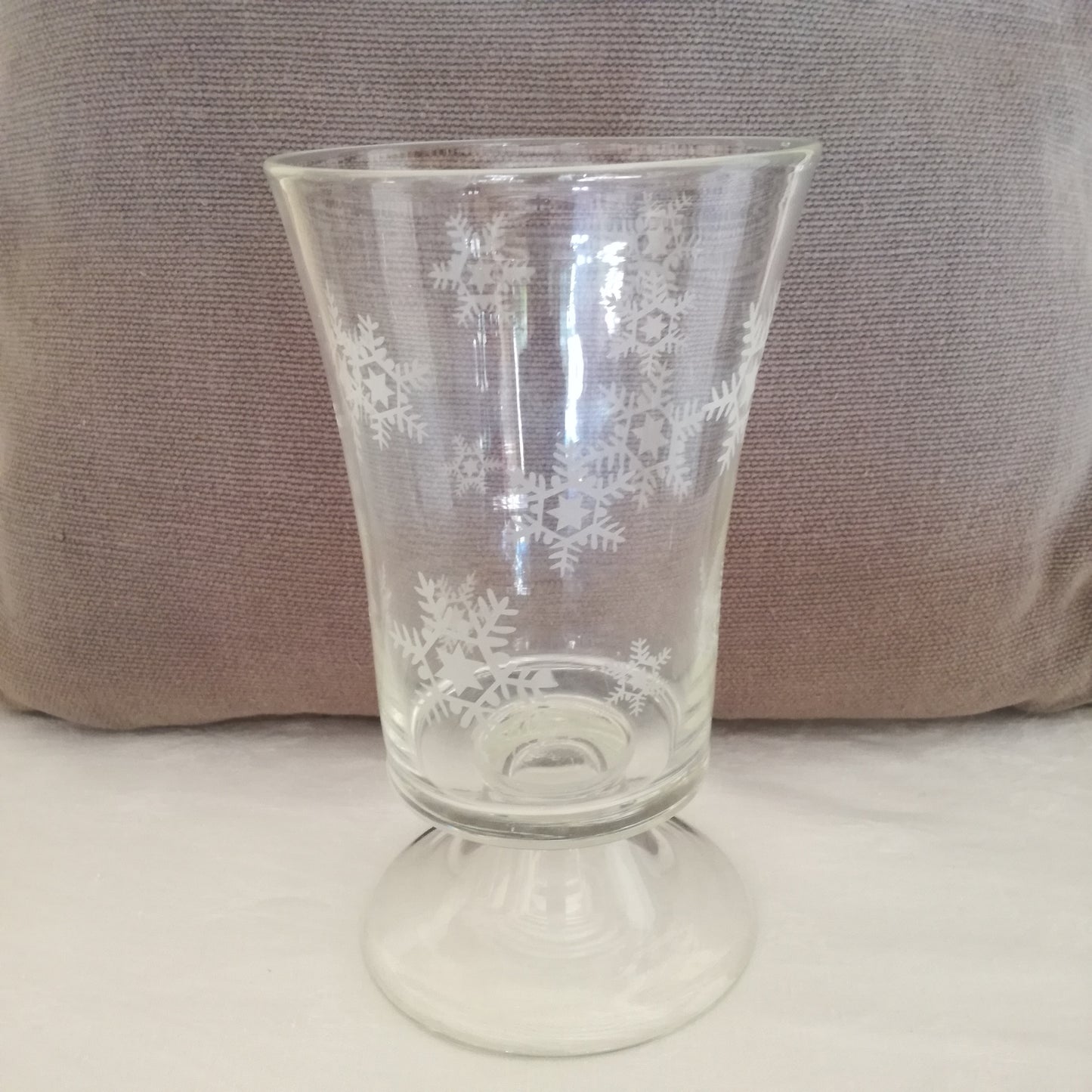 Grande coupe ou vase en verre sur piédouche à décor de flocons