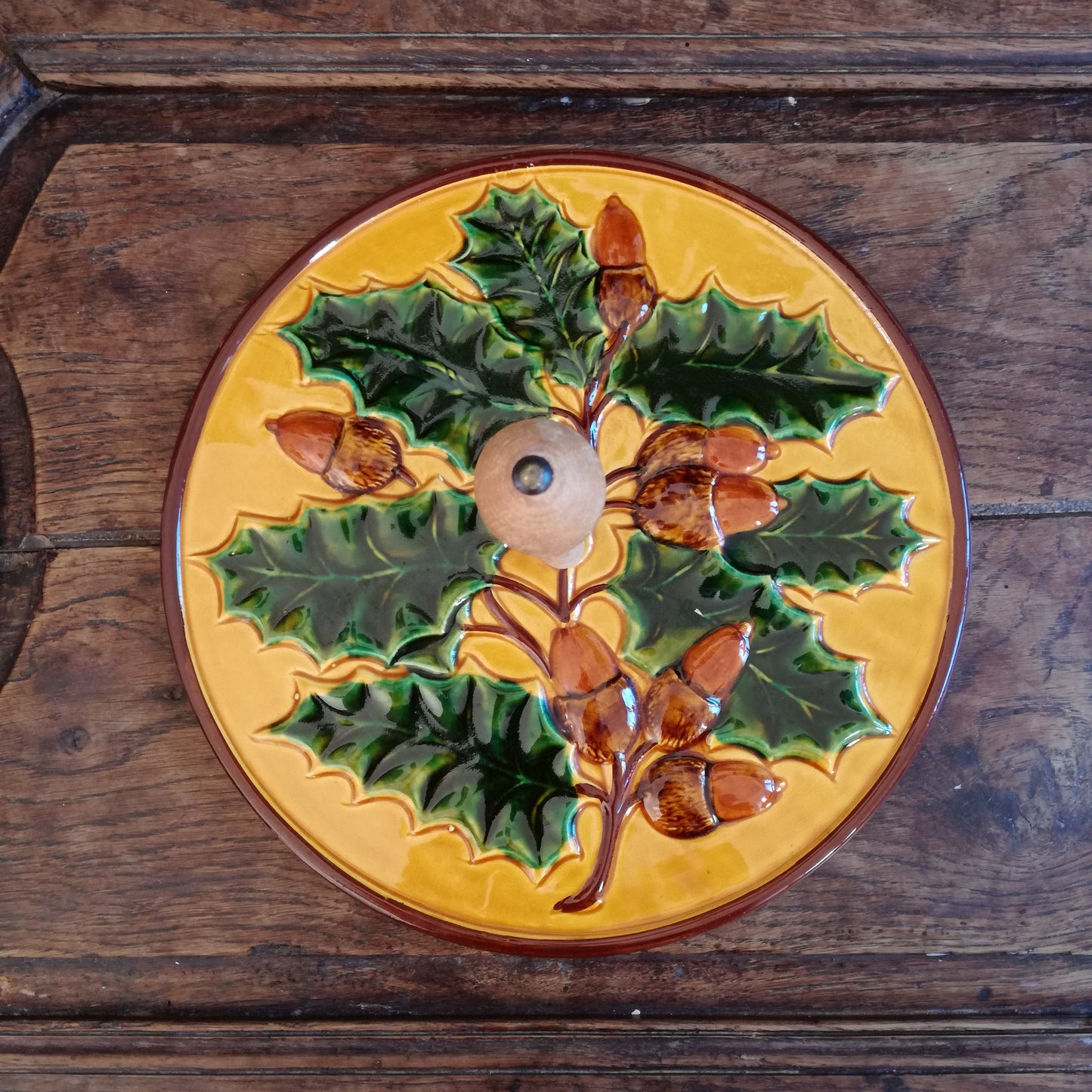 Plateau à fromage en céramique jaune à décor de glands et feuilles de chêne