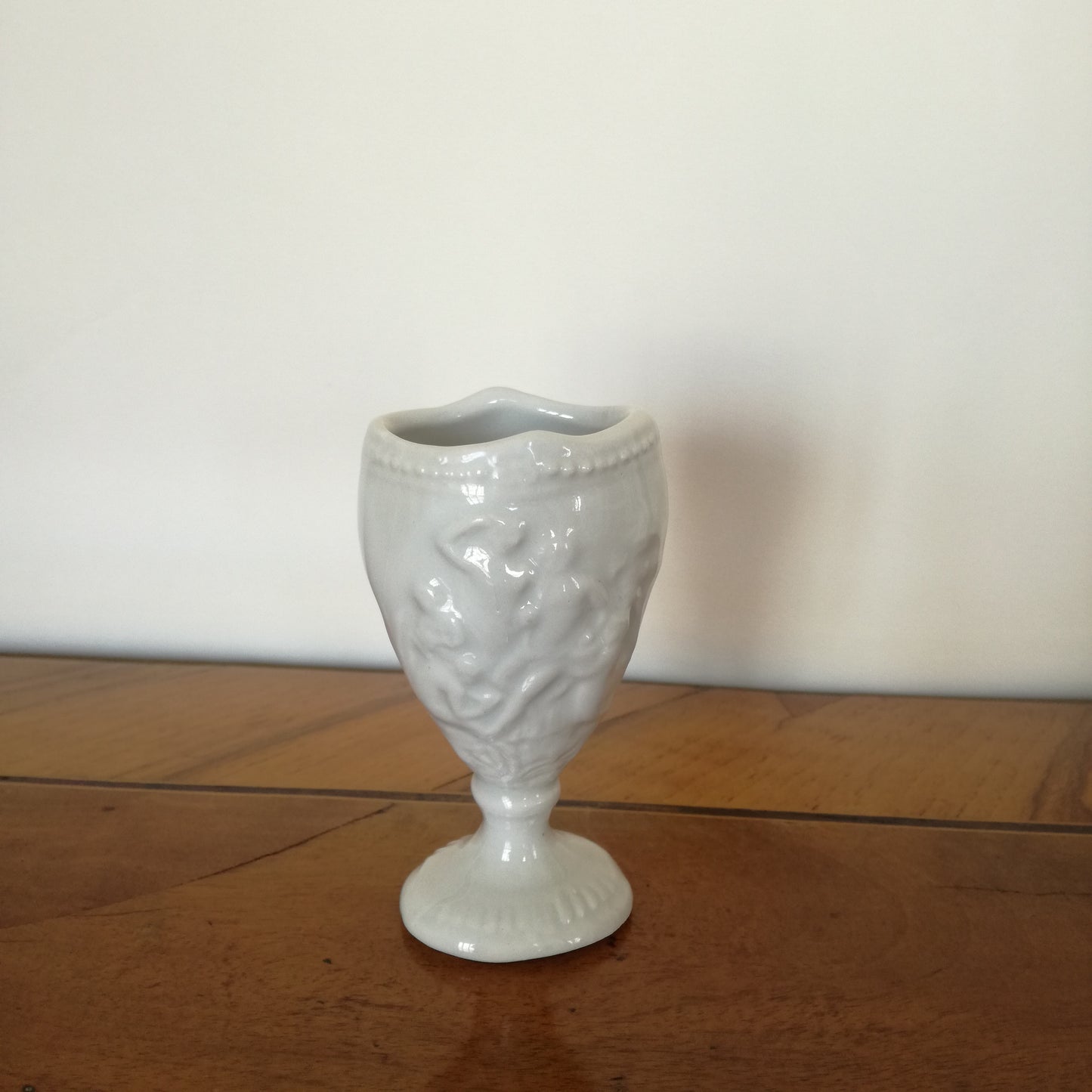 Petit vase en céramique blanche à décor de scène galante