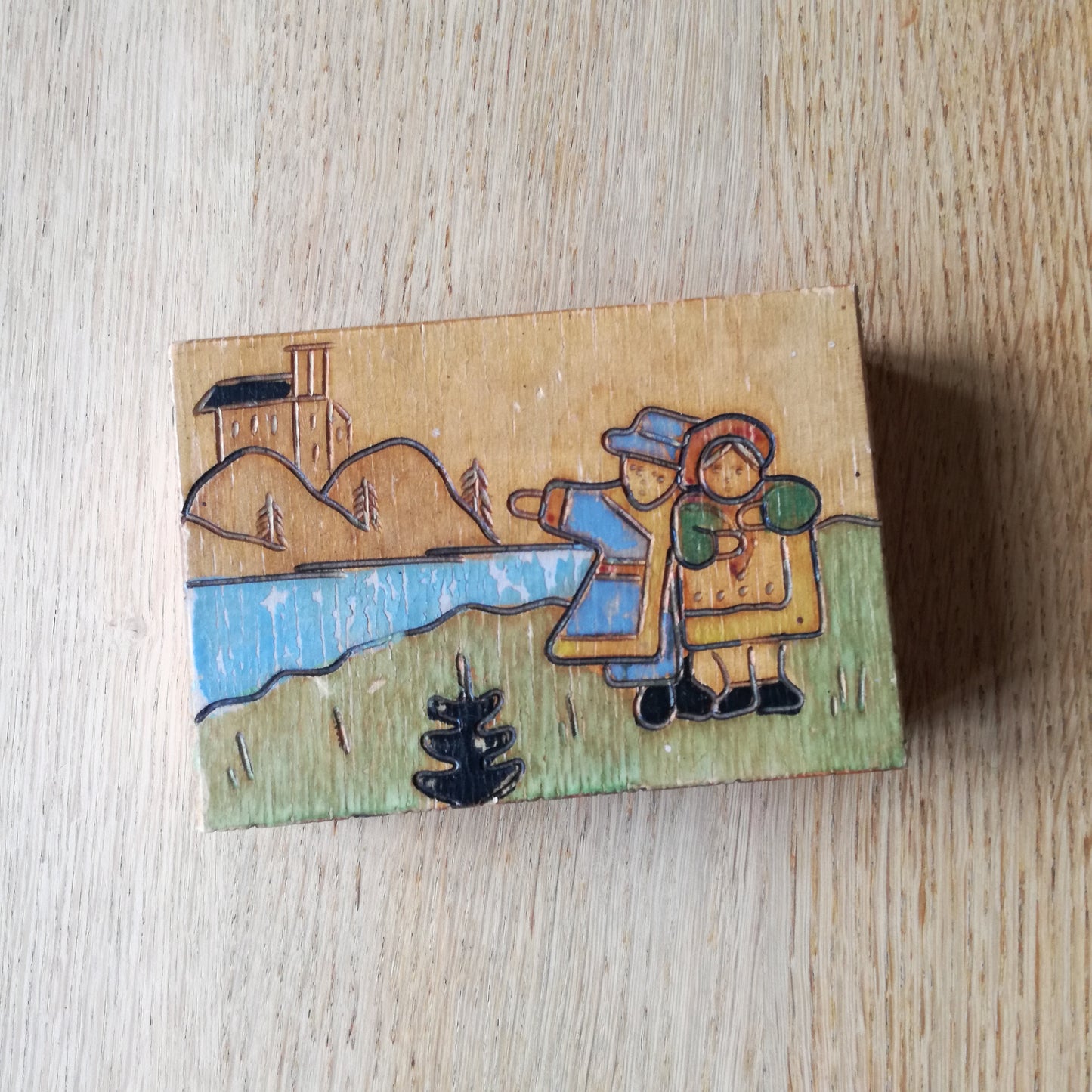 Petite boîte en bois à décor de couple dans un paysage champêtre