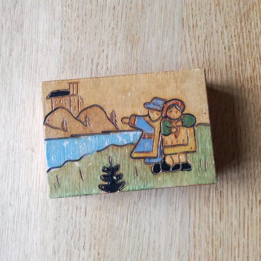 Petite boîte en bois à décor de couple dans un paysage champêtre