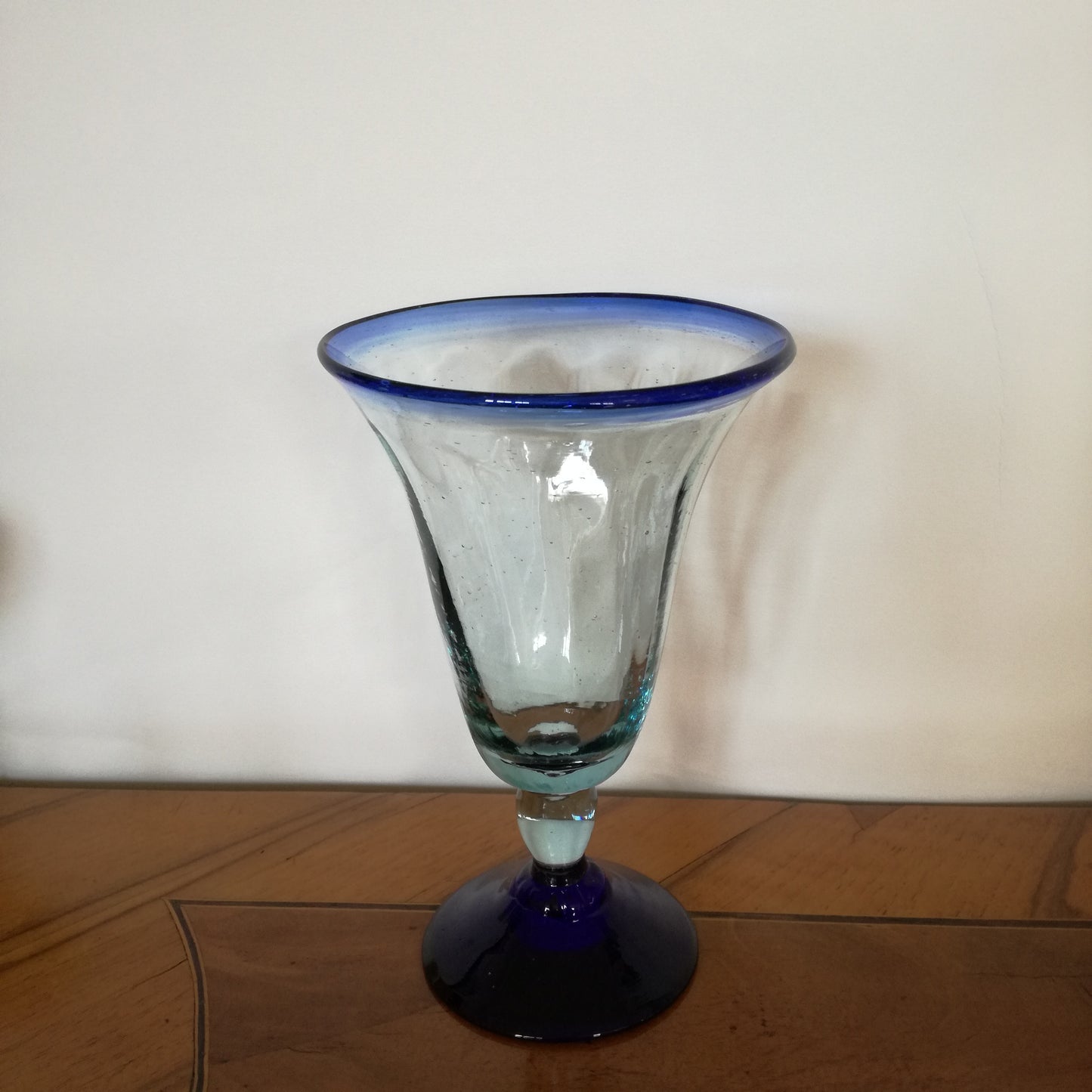 Coupe ou vase sur pied en verre épais à dégradé de bleus et pied bleu foncé