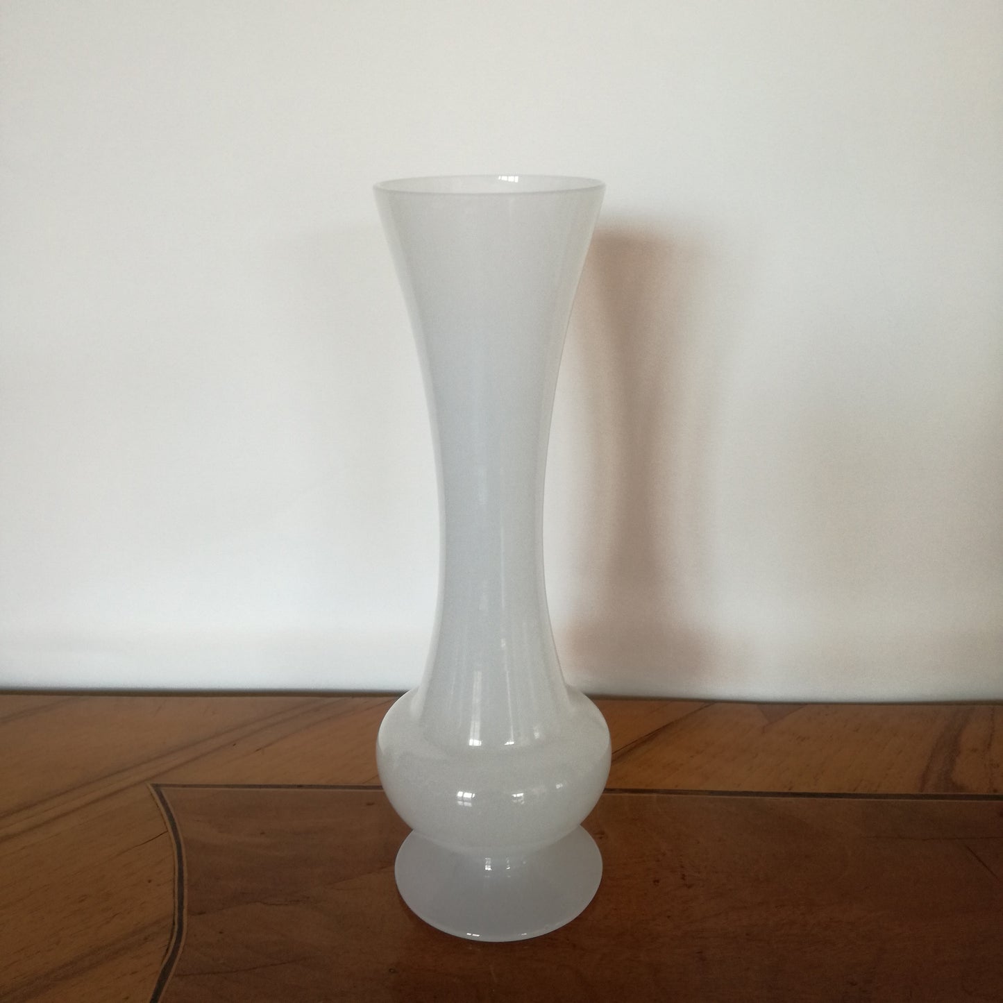 Vase girafe en opaline blanche et pied boule