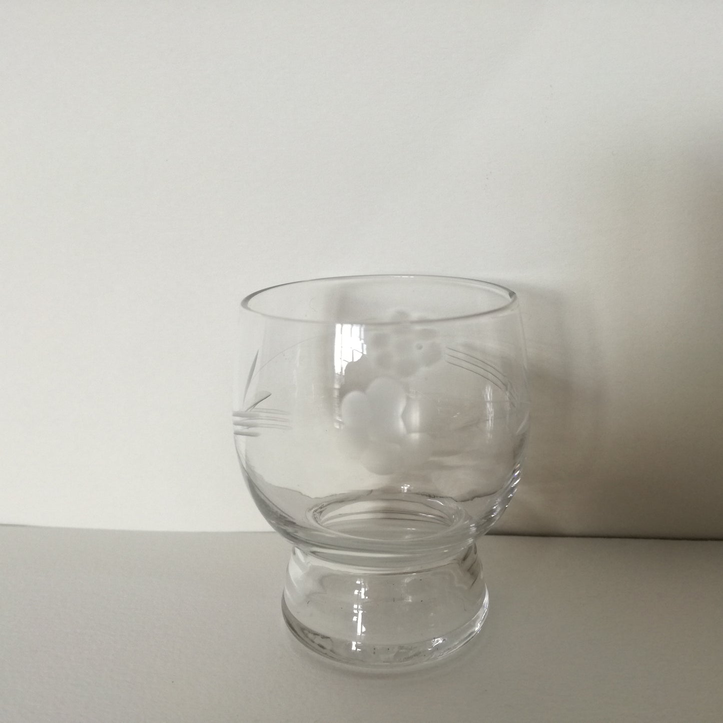 6 petits verres à liqueur forme boule à décor de fleurs stylisées