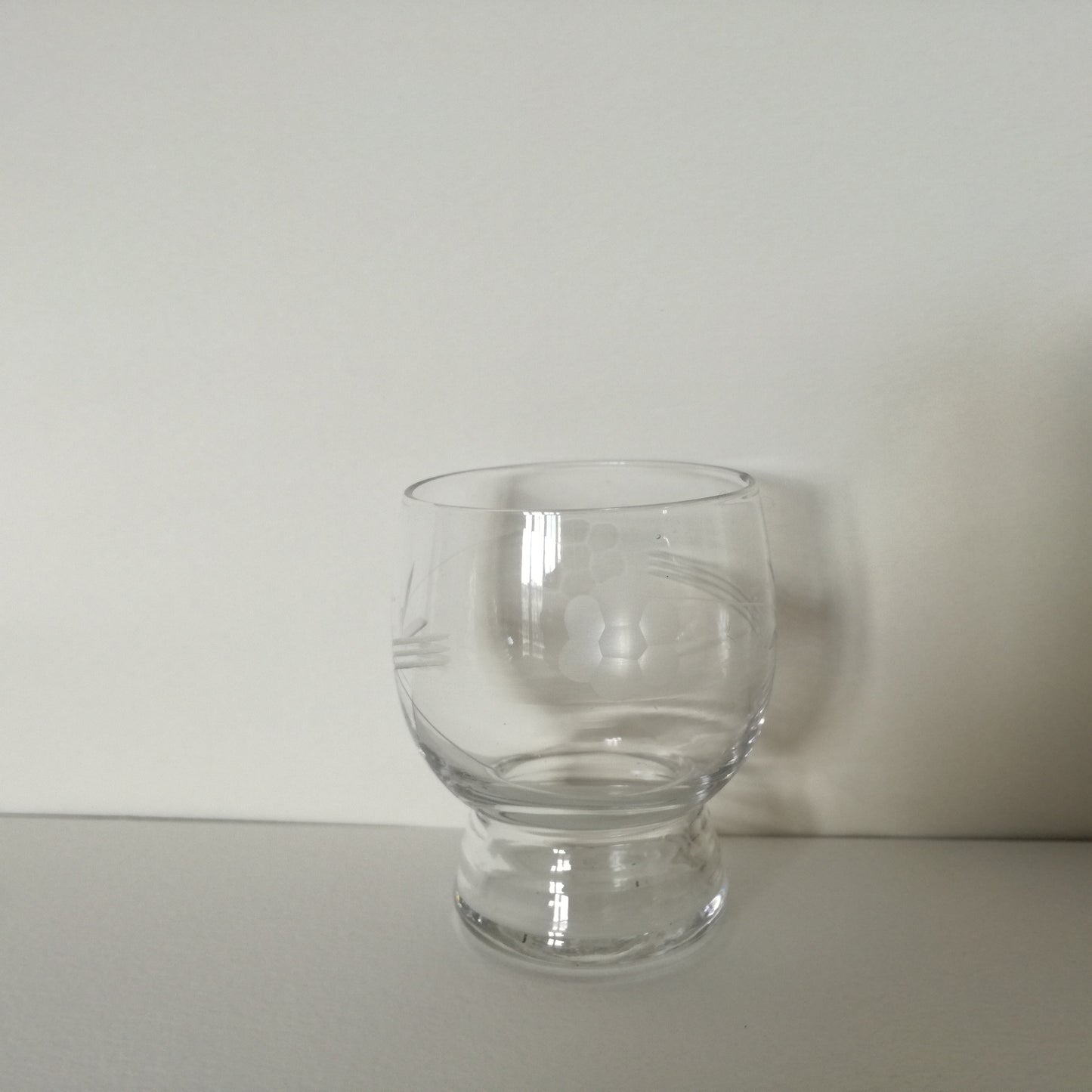 6 petits verres à liqueur forme boule à décor de fleurs stylisées