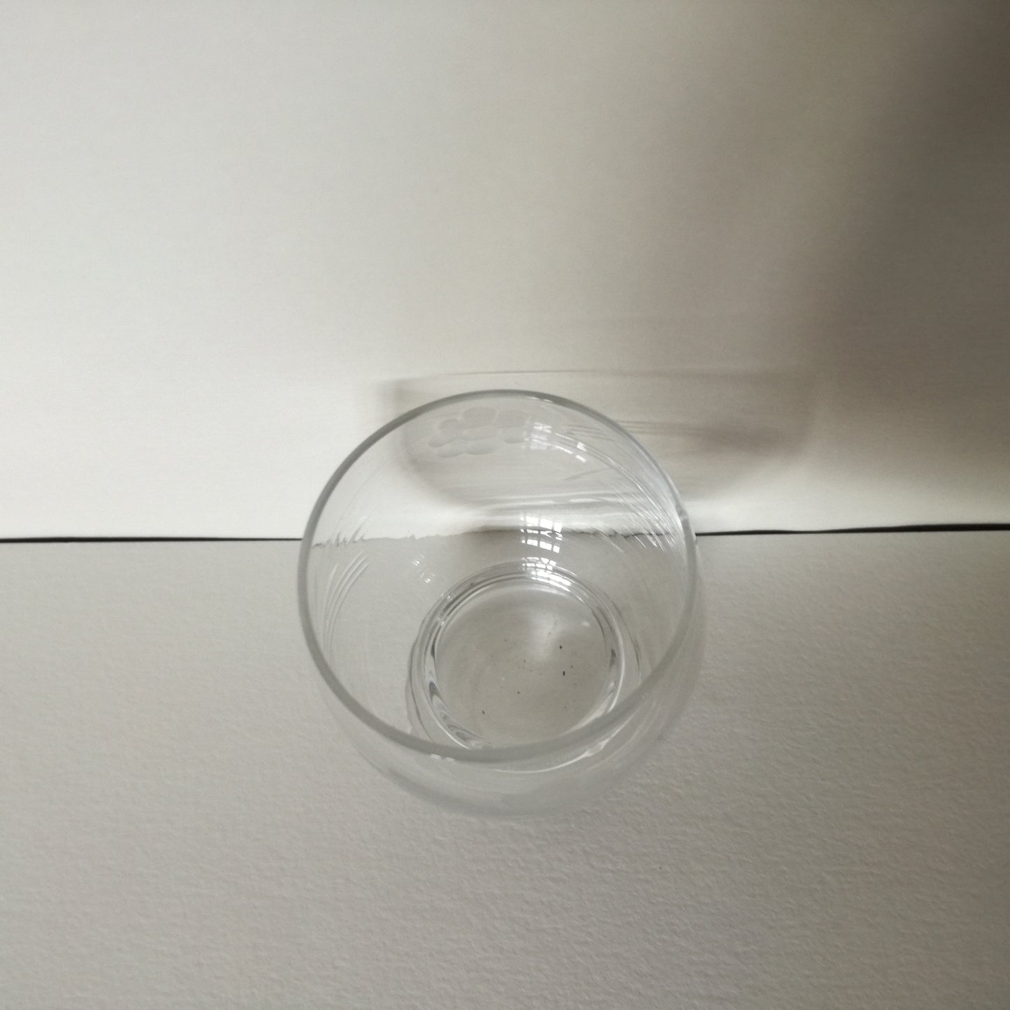 6 petits verres à liqueur forme boule à décor de fleurs stylisées