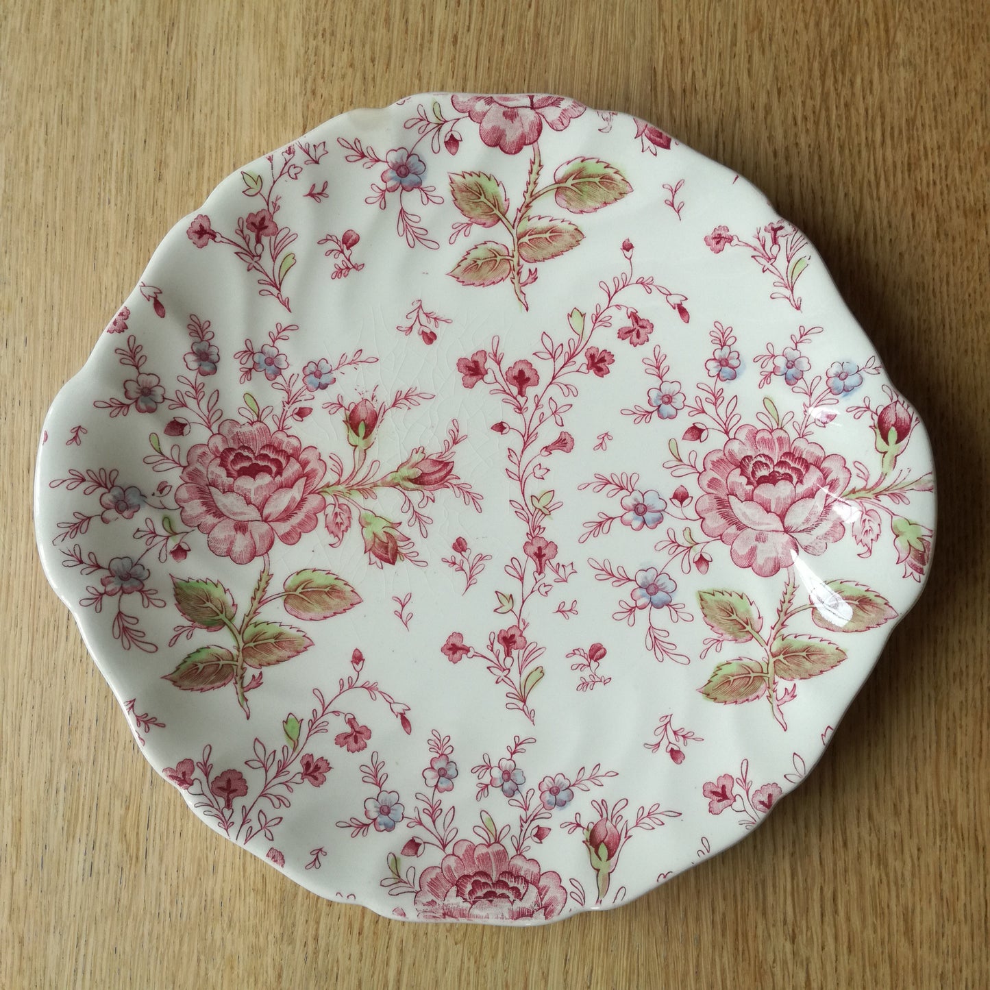 Plat à gâteau à décor de roses modèle "Rose Chintz", Johnson Bros