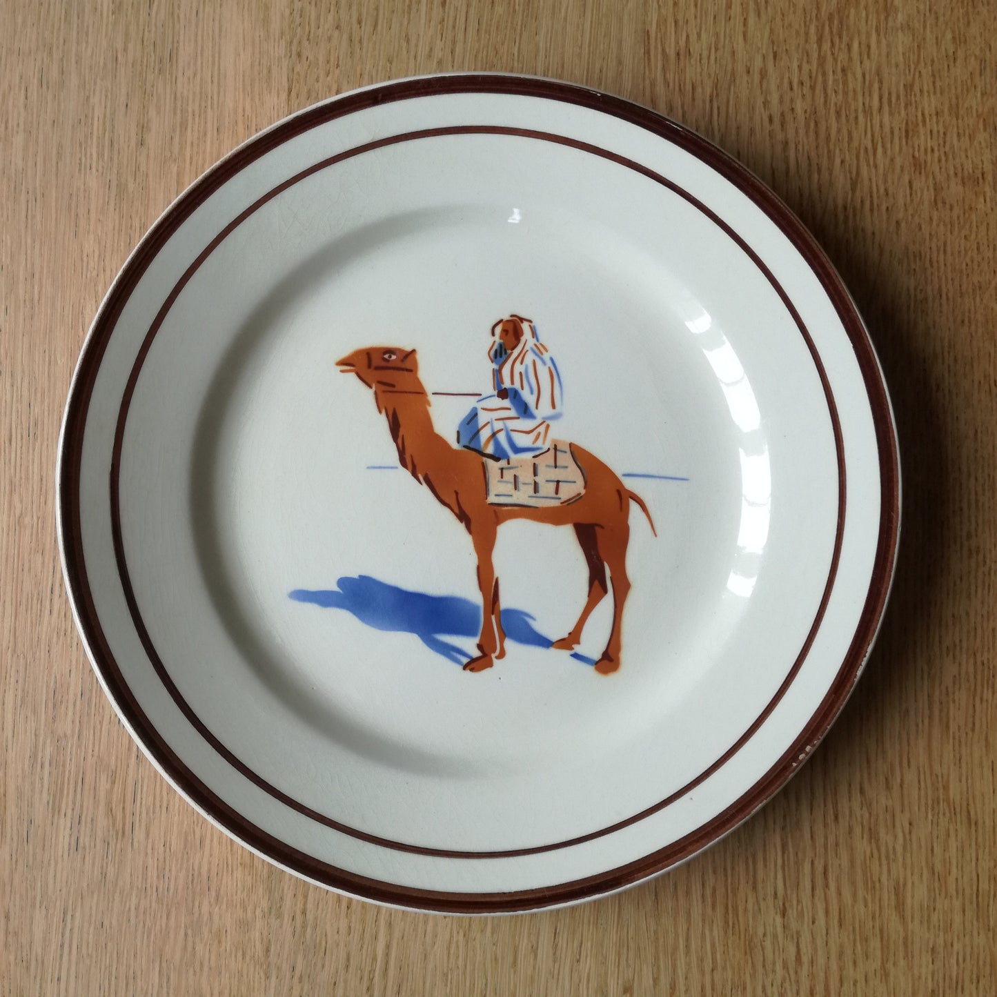 Assiette en faïence à décor d'homme assis sur un dromadaire, HBCM Creil & Montereau