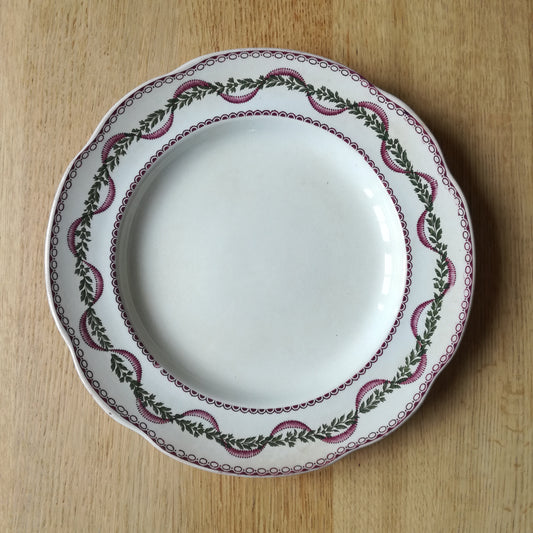 Plat rond à décor de frise végétale verte et violette, modèle "Révérend", Wedgwood