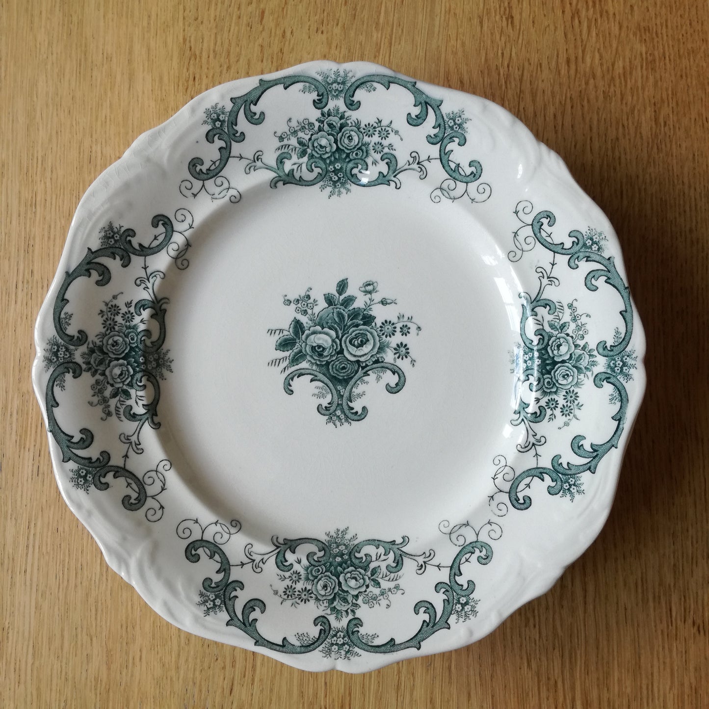 Plat sur pied à décor floral vert foncé