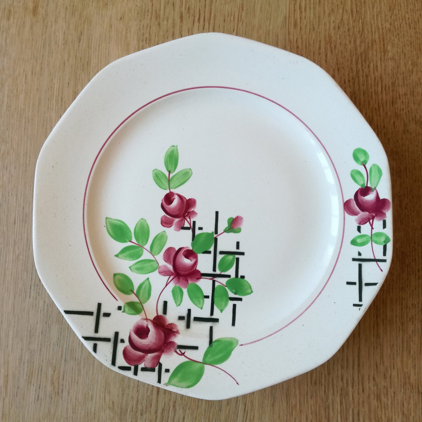 Plat sur pied en Terre de fer à décor floral Saint-Amand