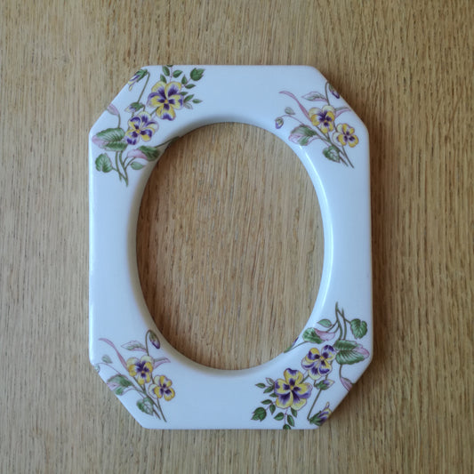 Cadre médaillon en porcelaine de Limoges à décor de violettes