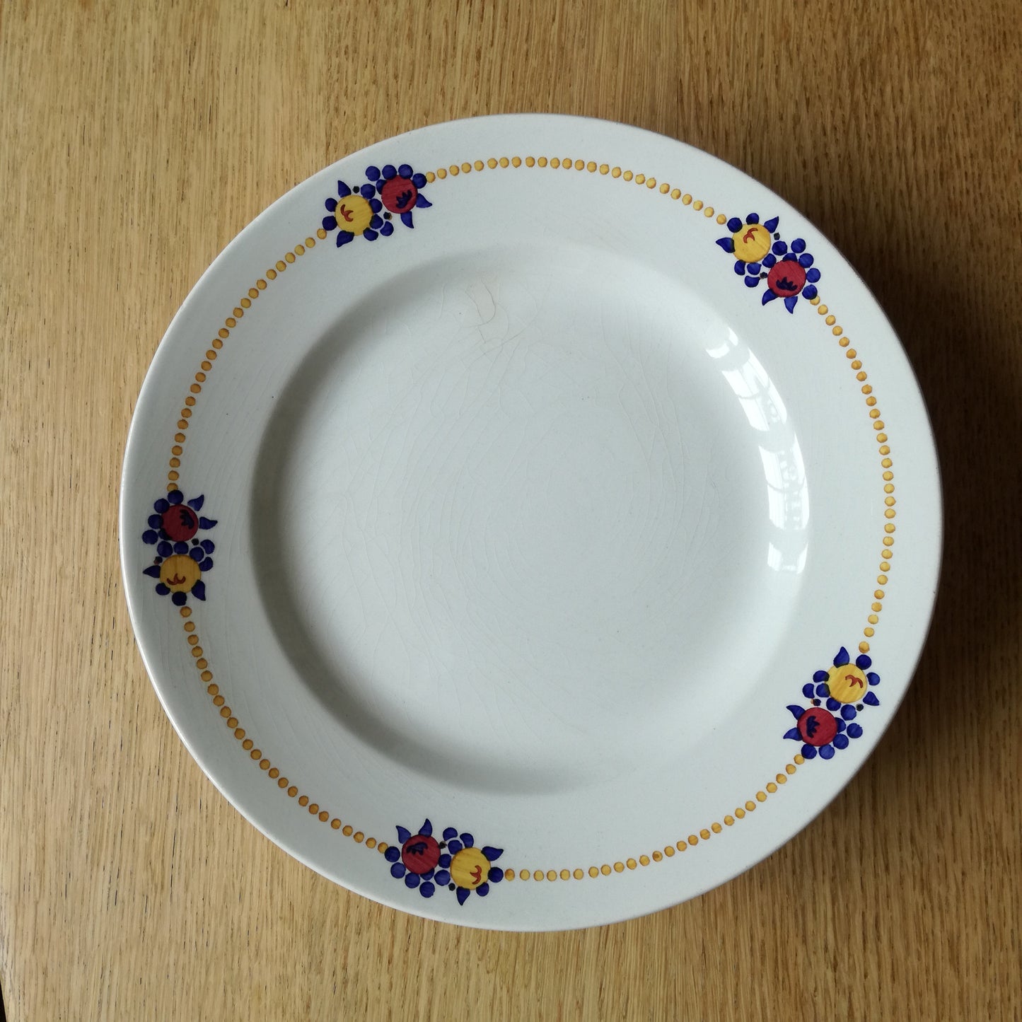 Plat sur pied ou biscuitier en faïence à décor de fruits Villeroy & Boch